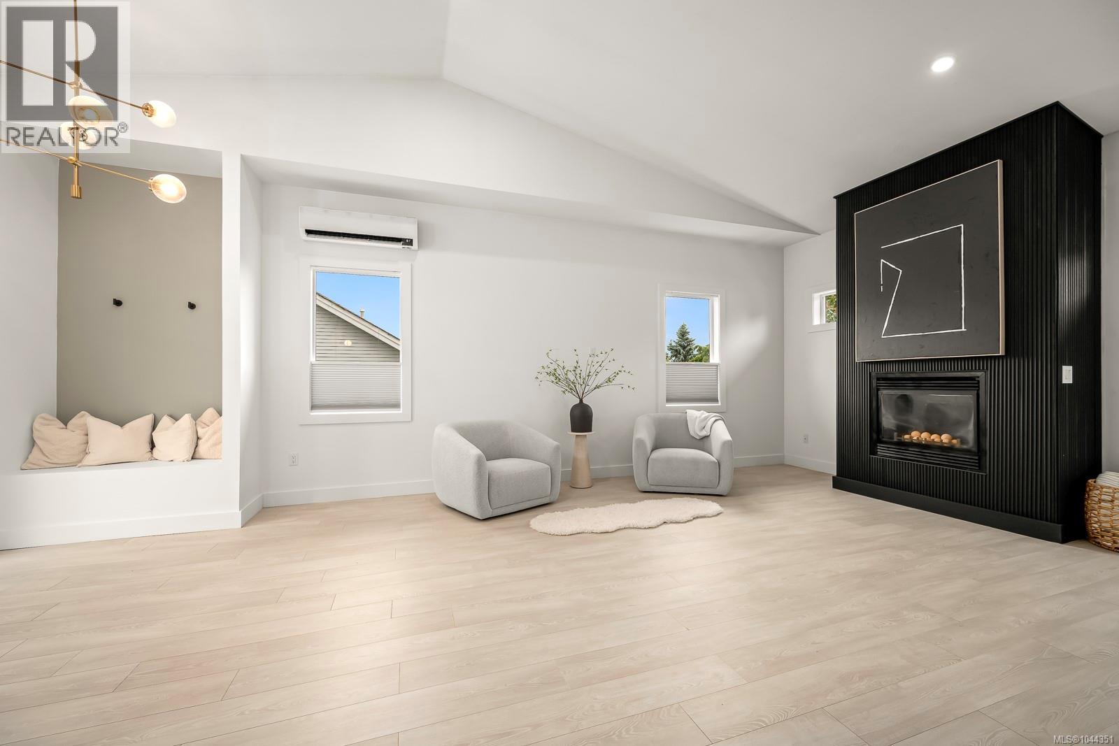 1405 Malahat Dr - 12