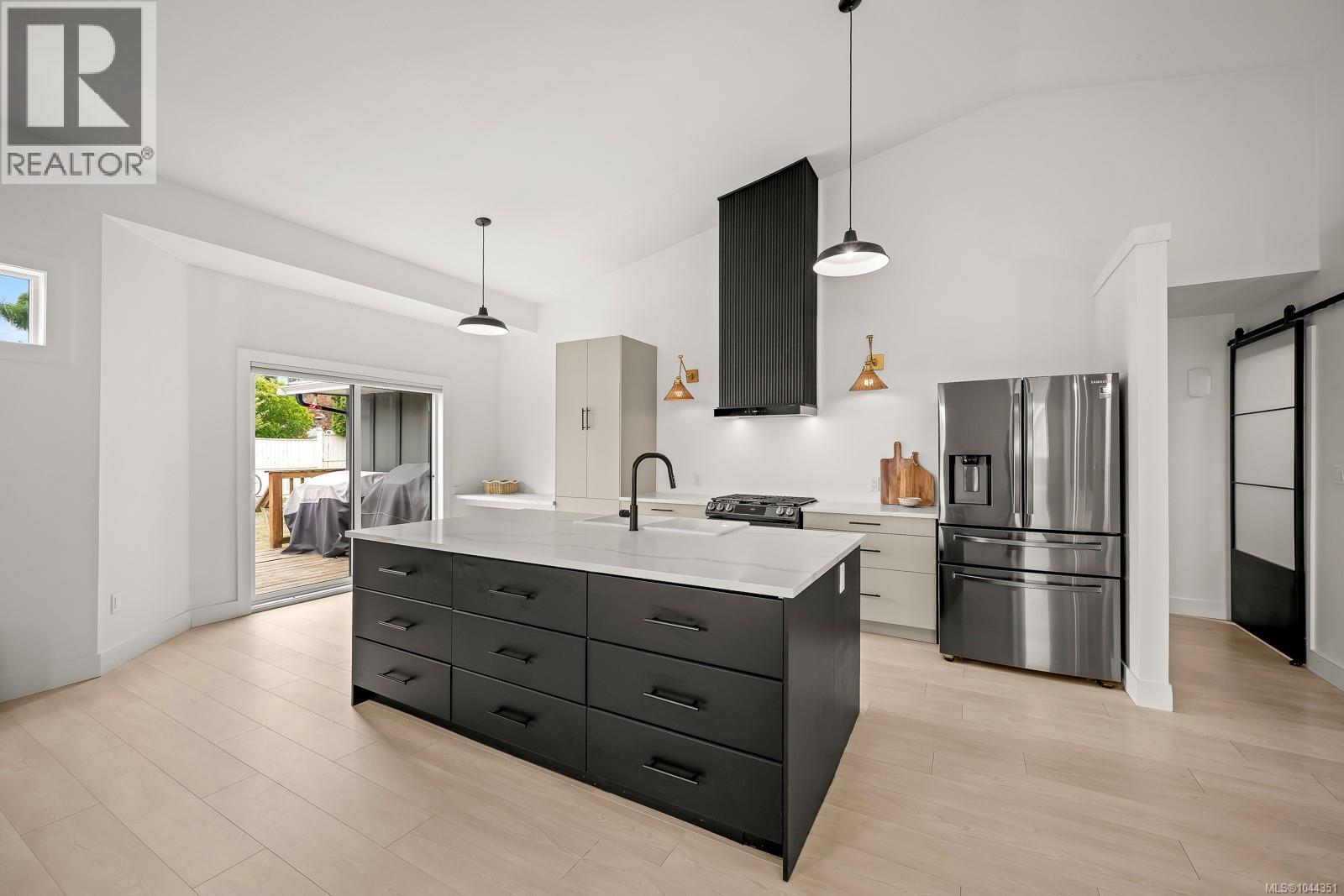 1405 Malahat Dr - 16
