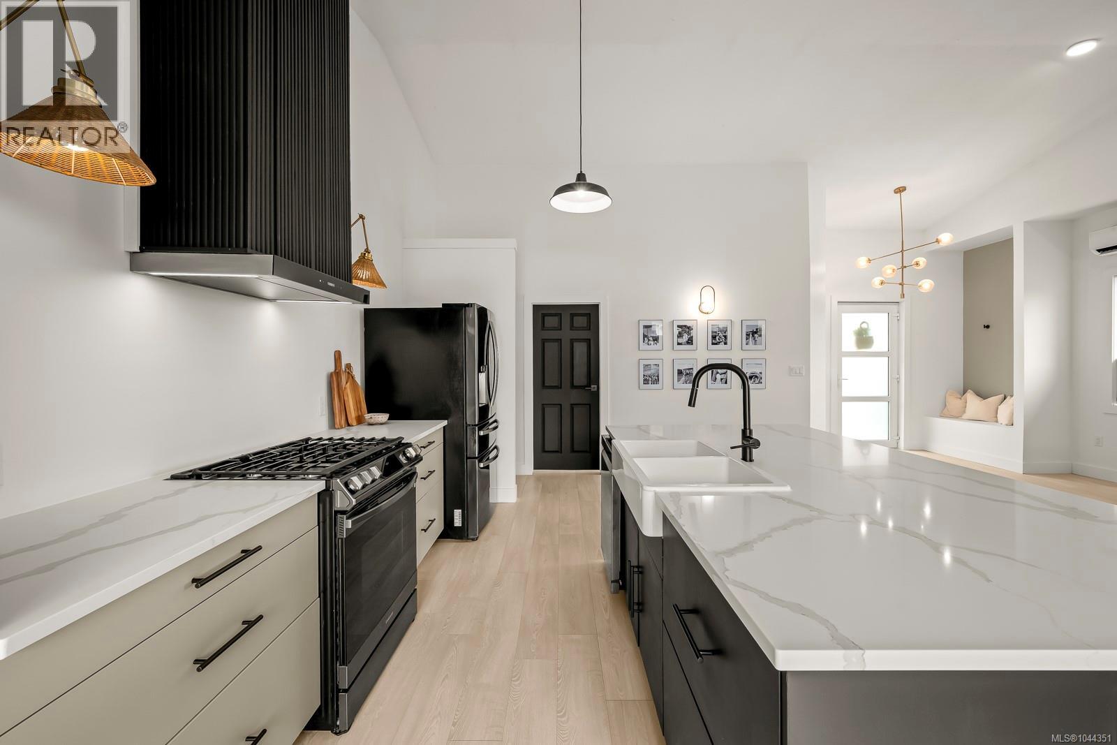 1405 Malahat Dr - 18