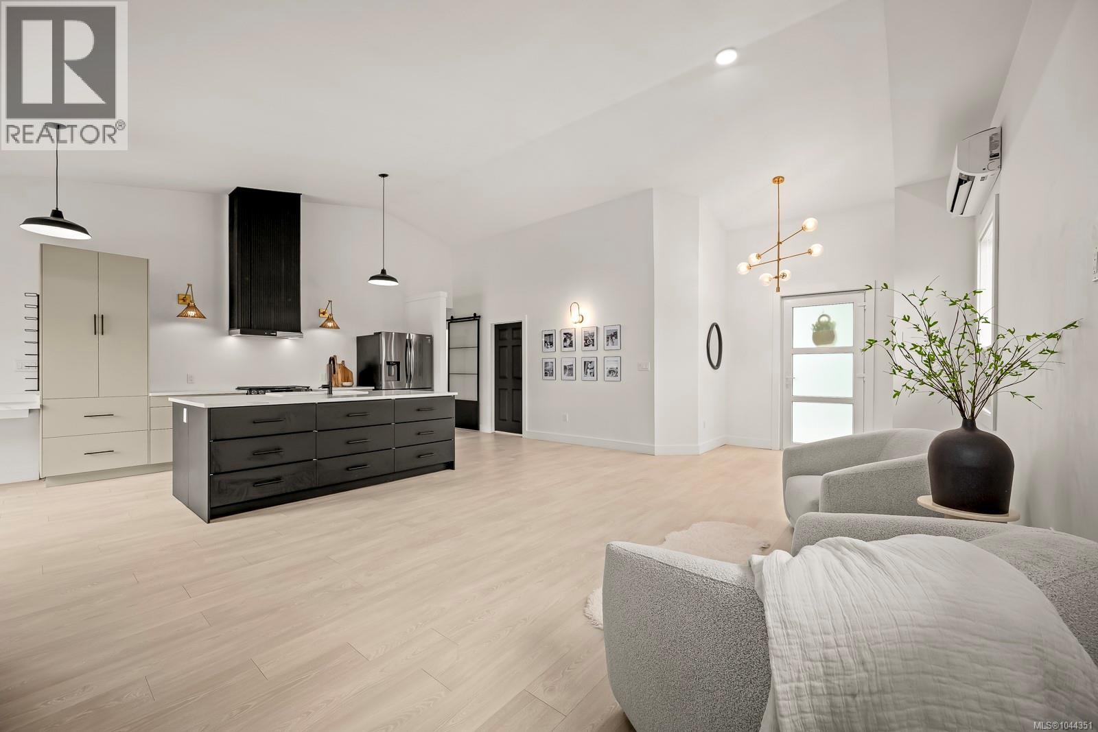 1405 Malahat Dr - Image 4