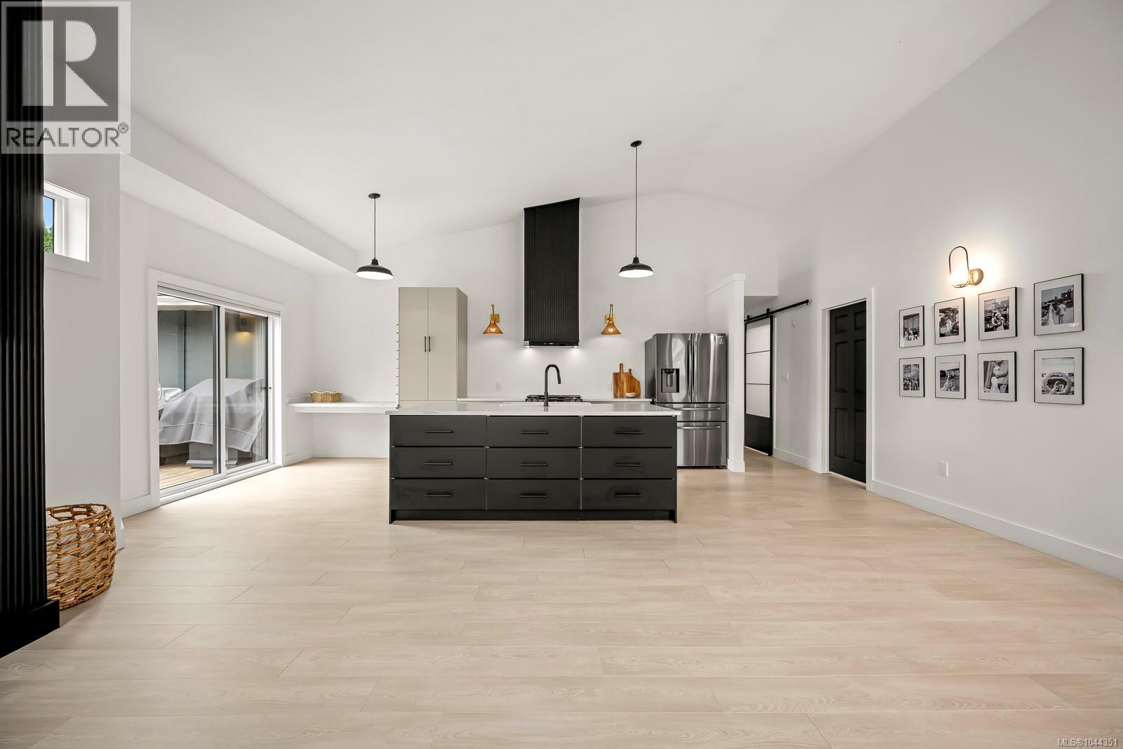 1405 Malahat Dr - 15