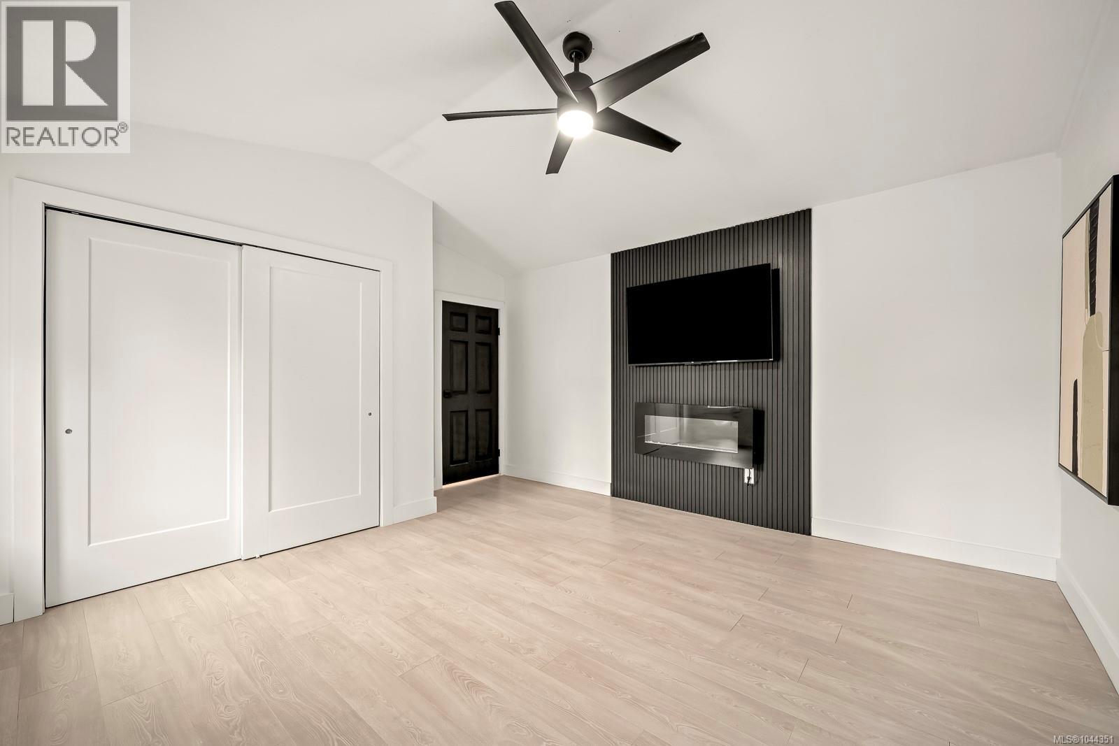 1405 Malahat Dr - 29