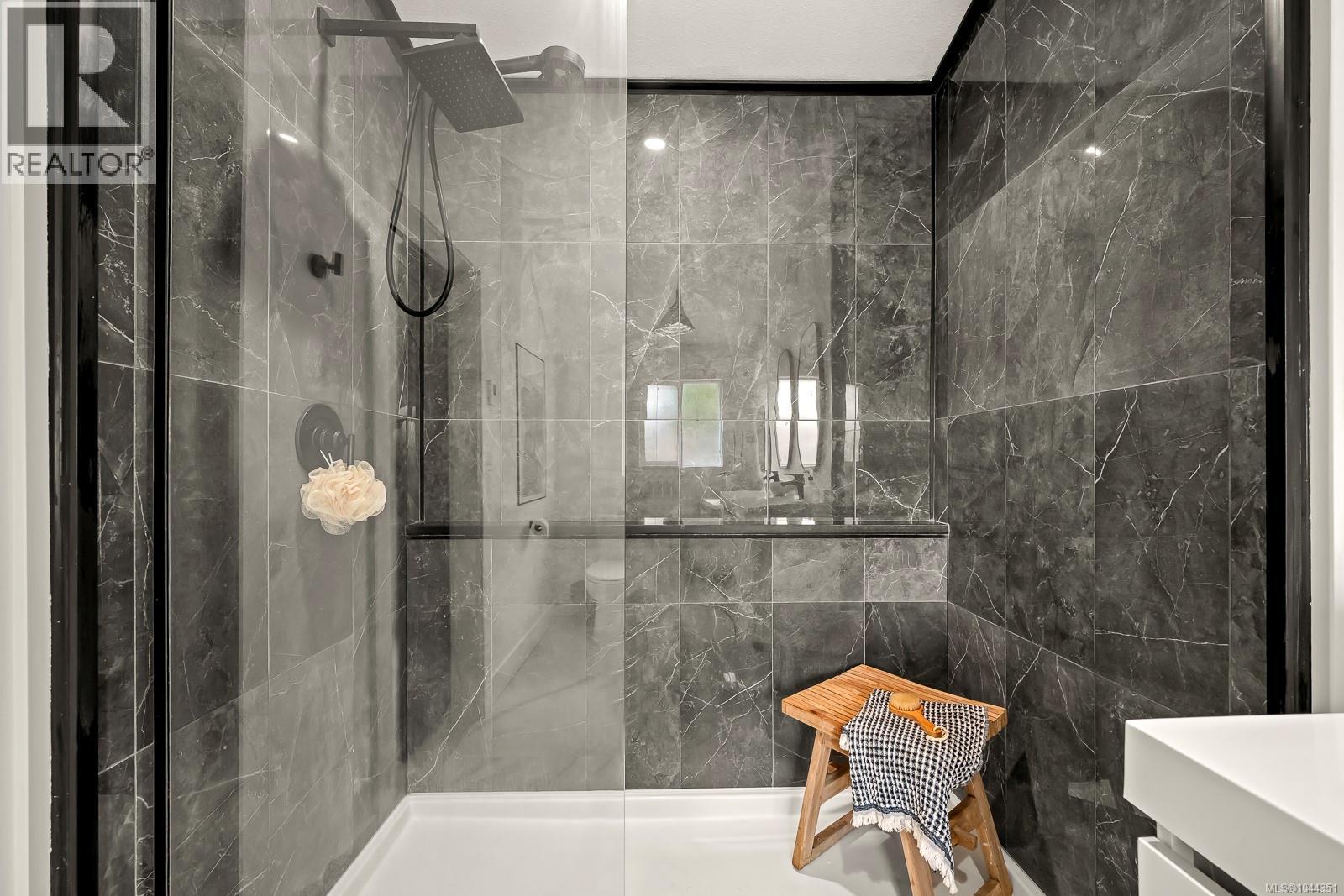 1405 Malahat Dr - Image 35