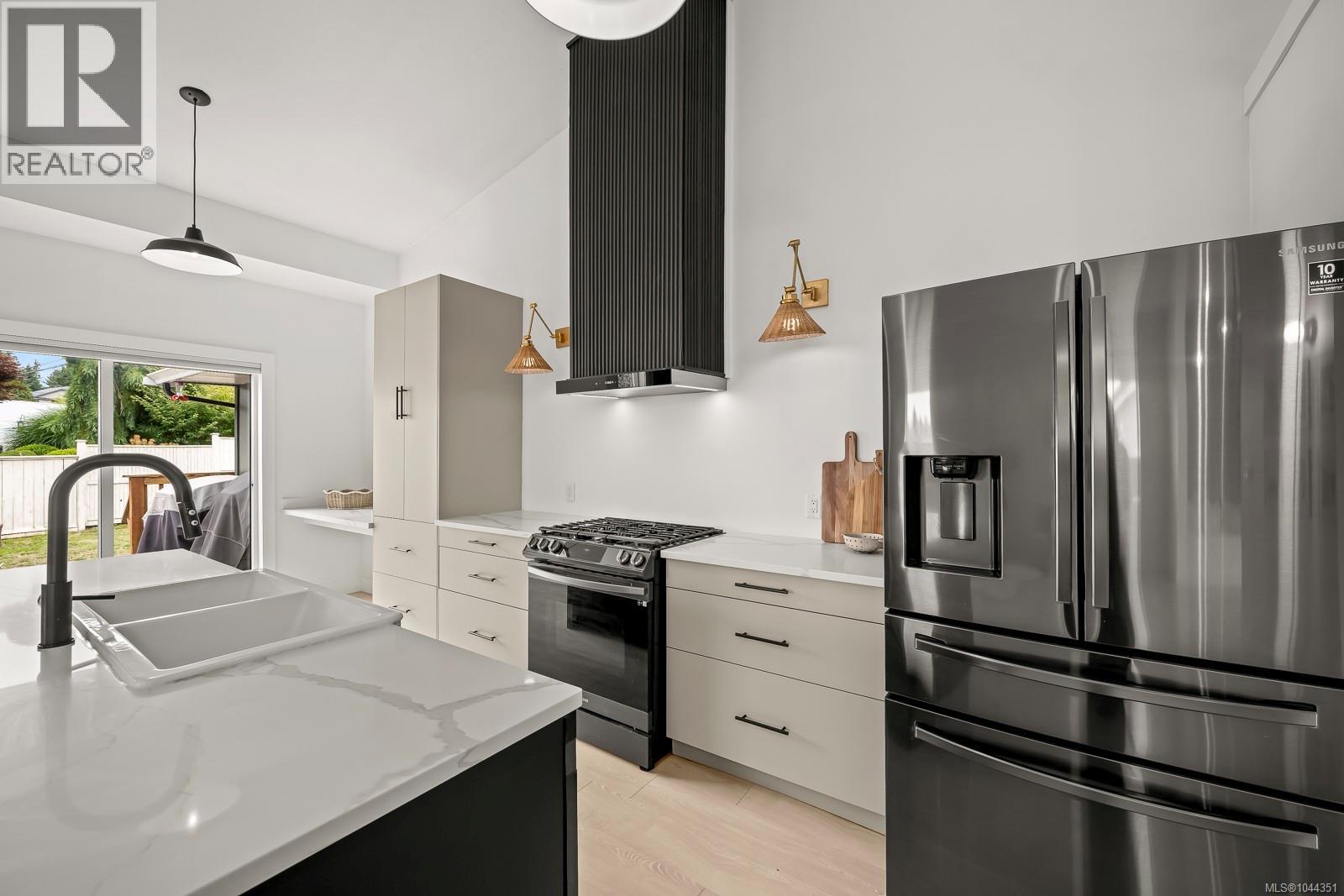 1405 Malahat Dr - 5