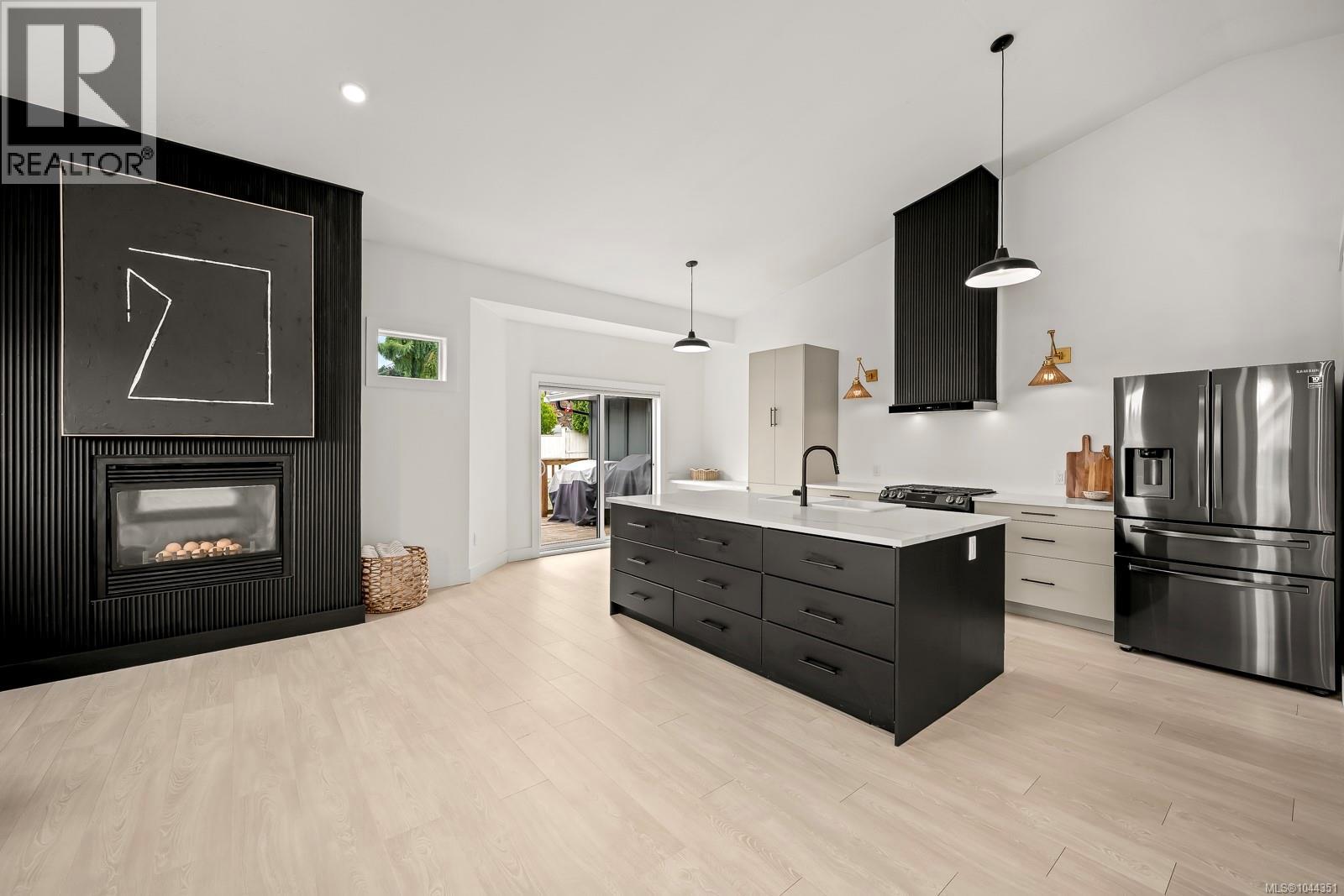 1405 Malahat Dr - 9
