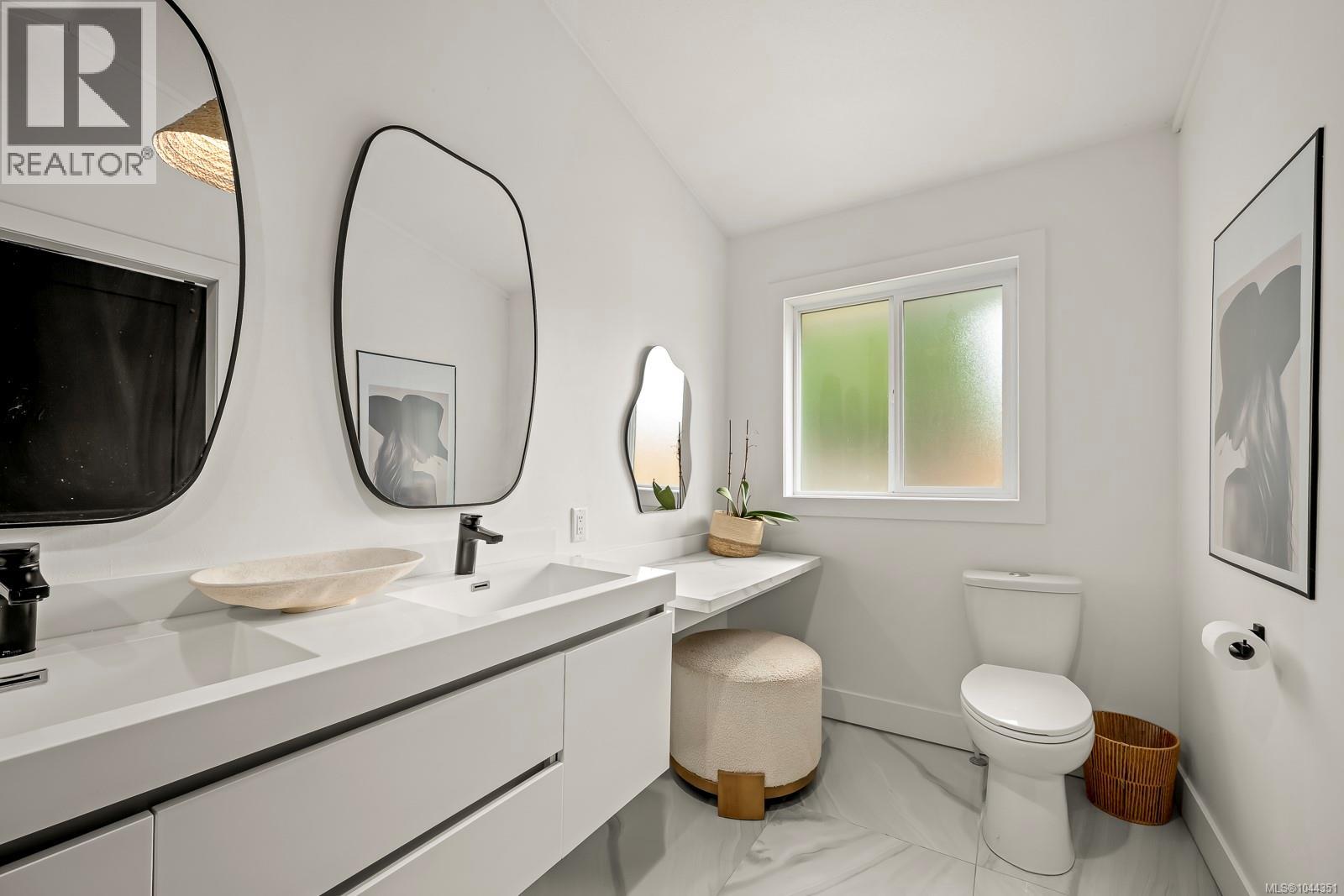 1405 Malahat Dr - 33