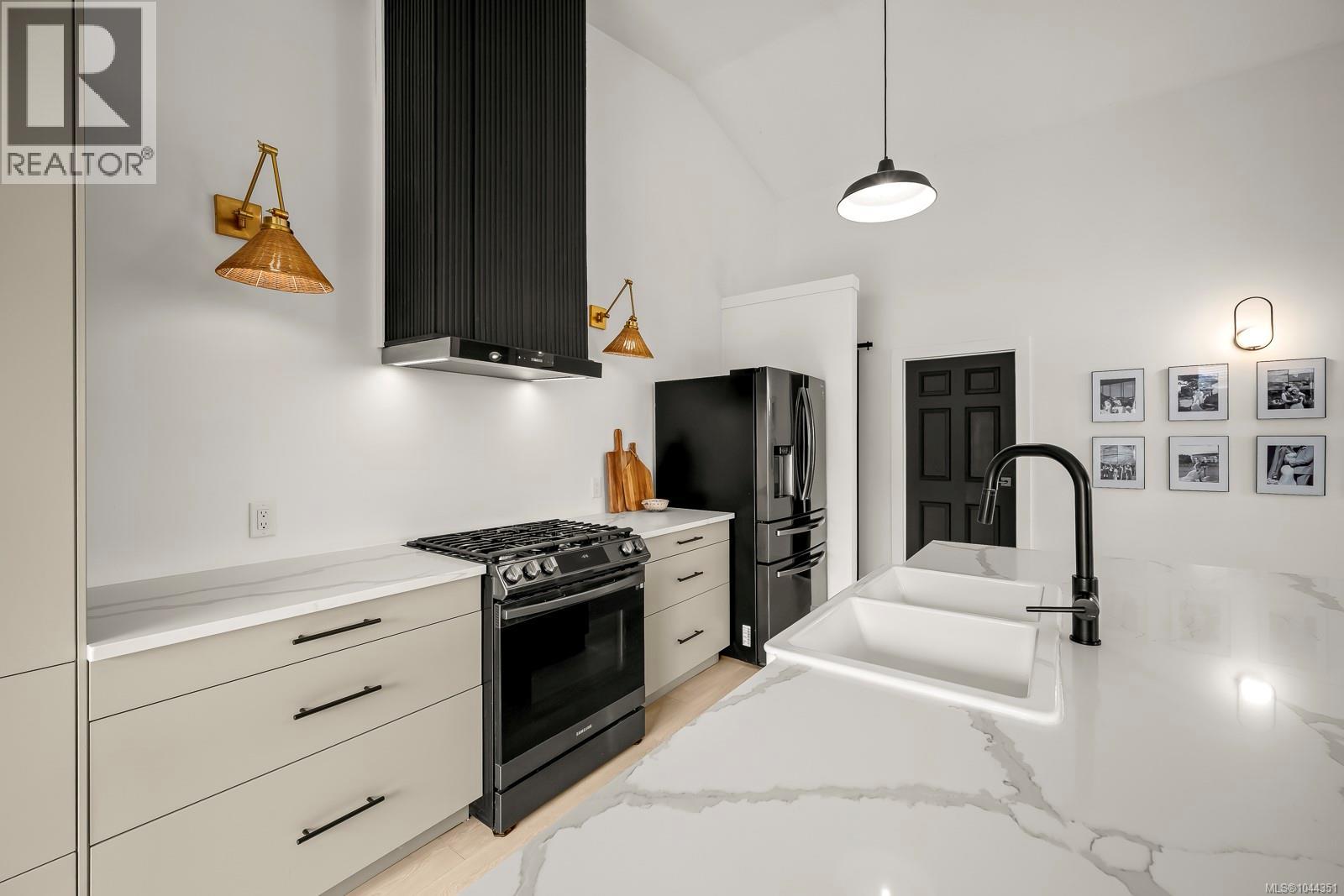 1405 Malahat Dr - Image 7