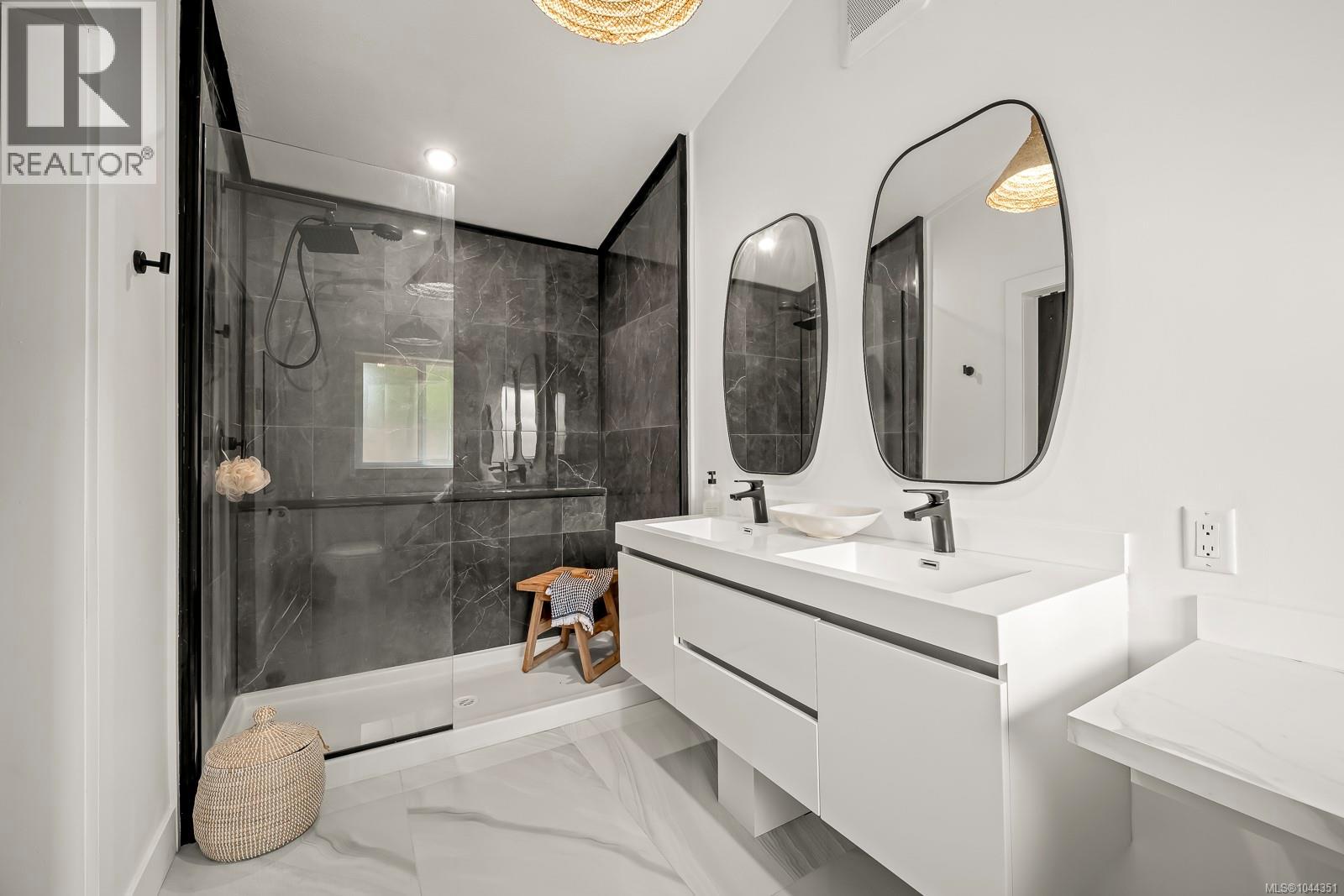 1405 Malahat Dr - 34