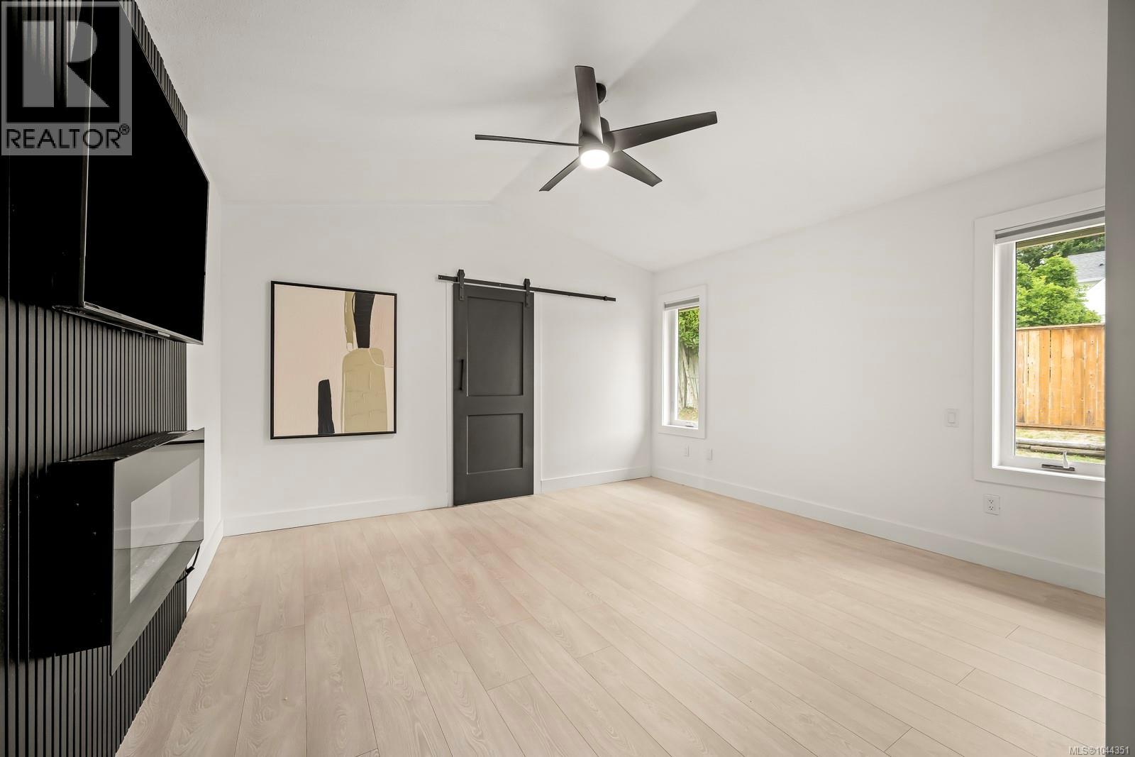 1405 Malahat Dr - 27