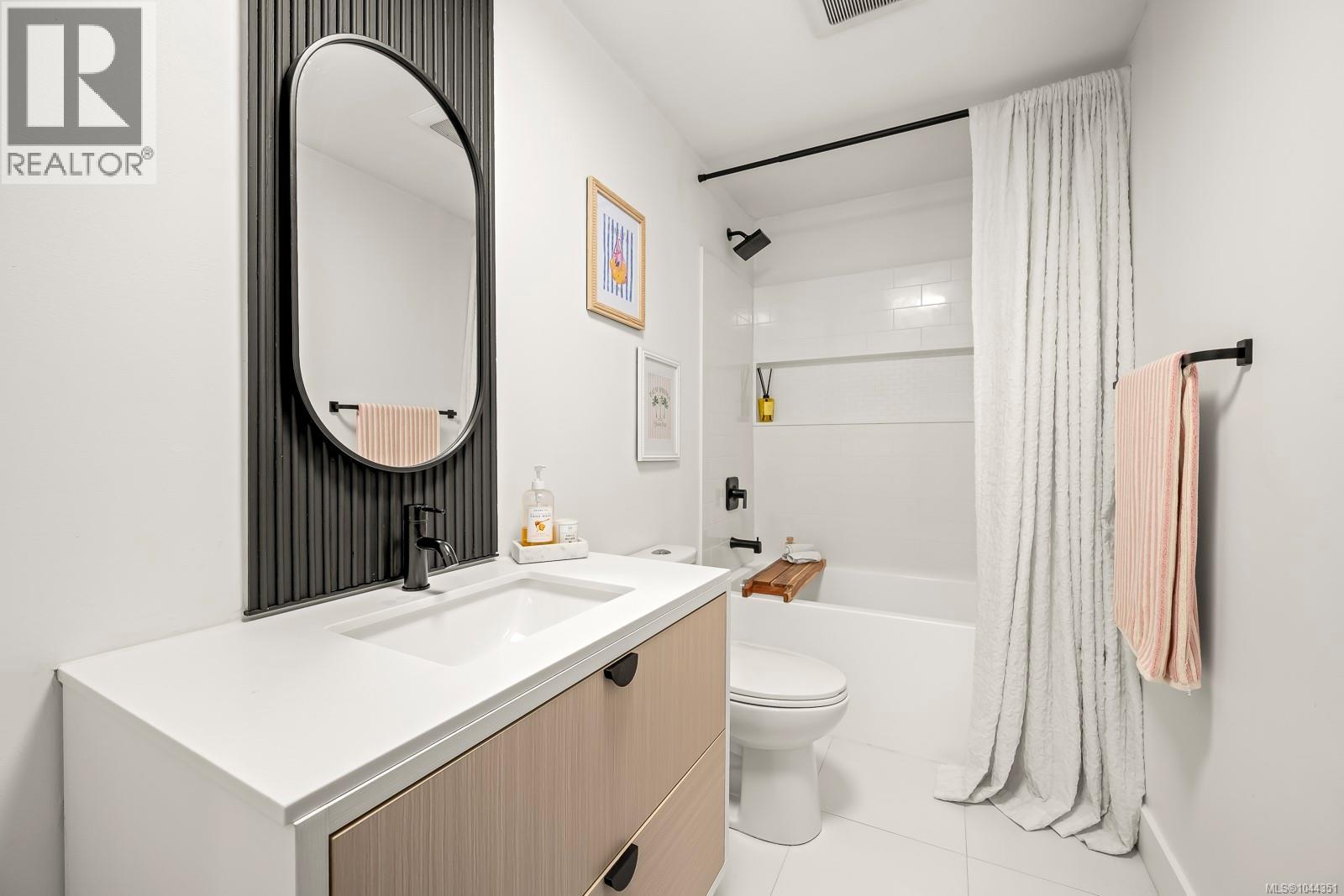 1405 Malahat Dr - 40