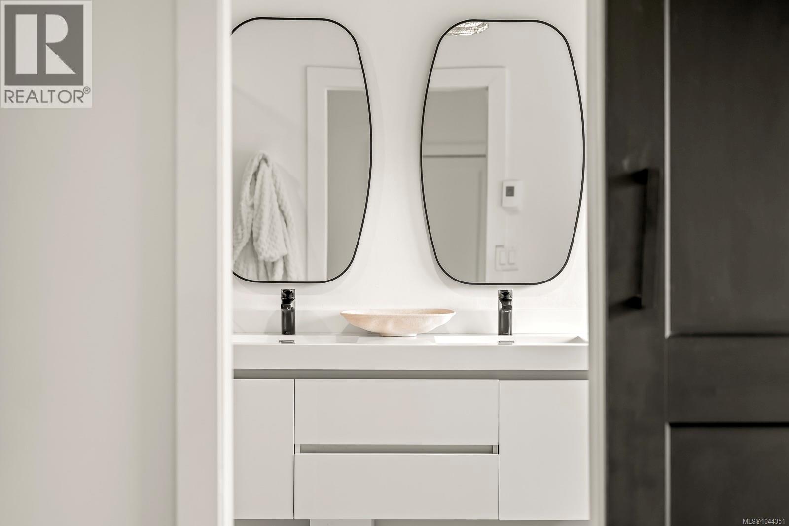1405 Malahat Dr - 42