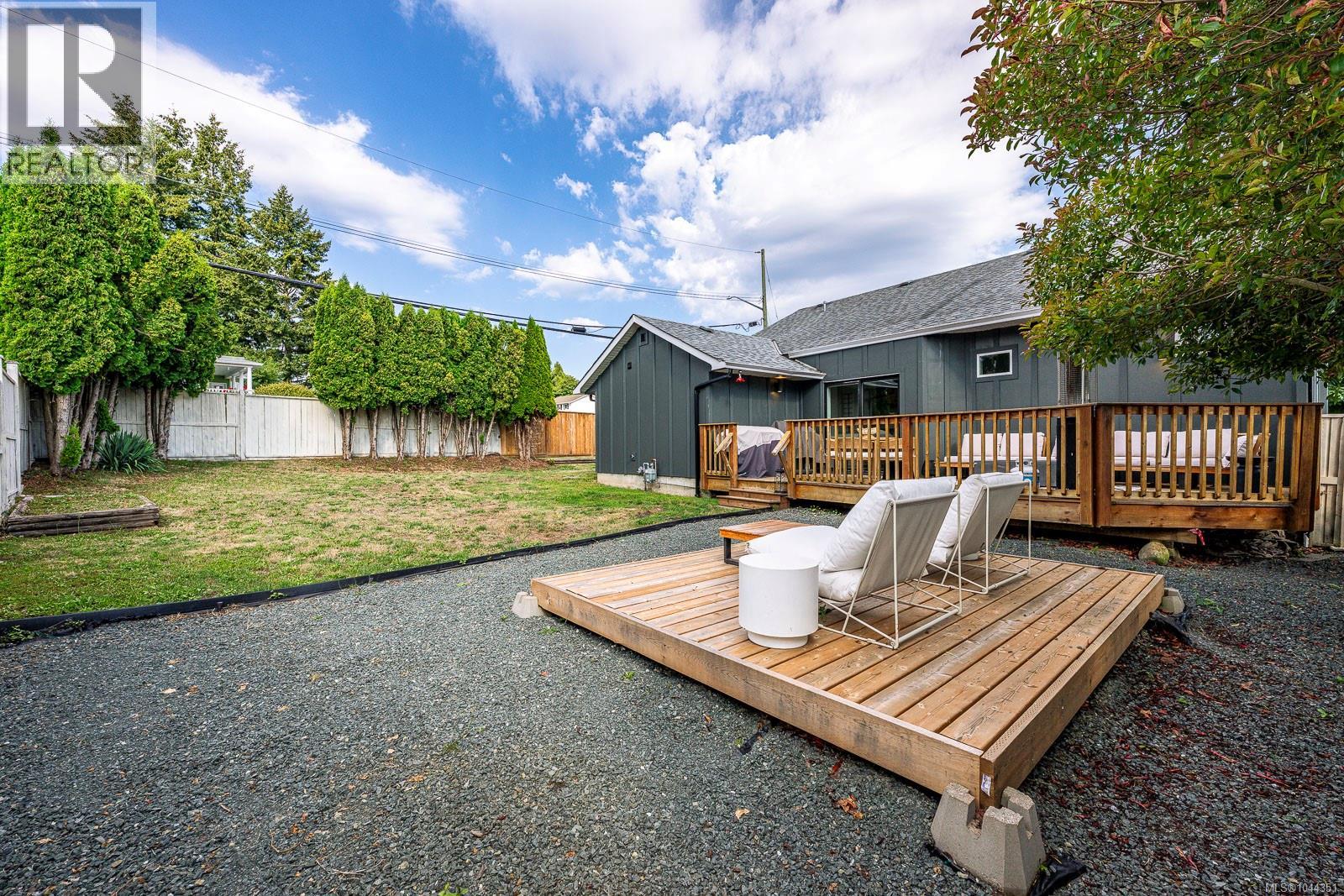 1405 Malahat Dr - 3