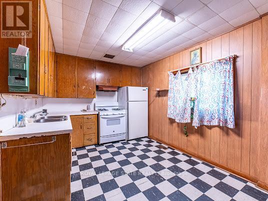 35 SHERMAN AVENUE N - 15