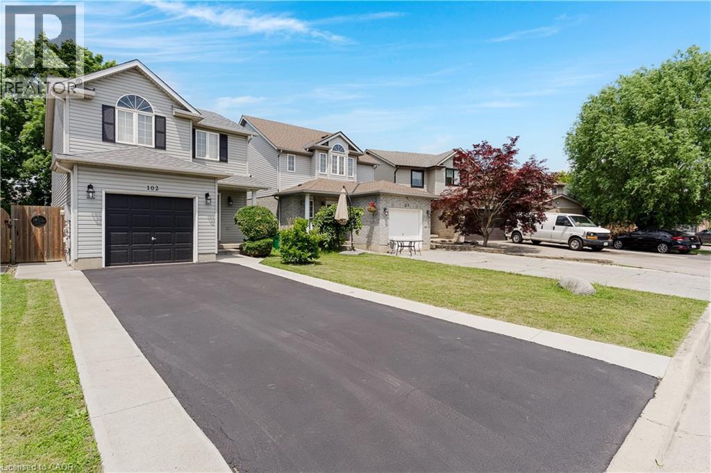 102 CHATEAU Crescent - 2