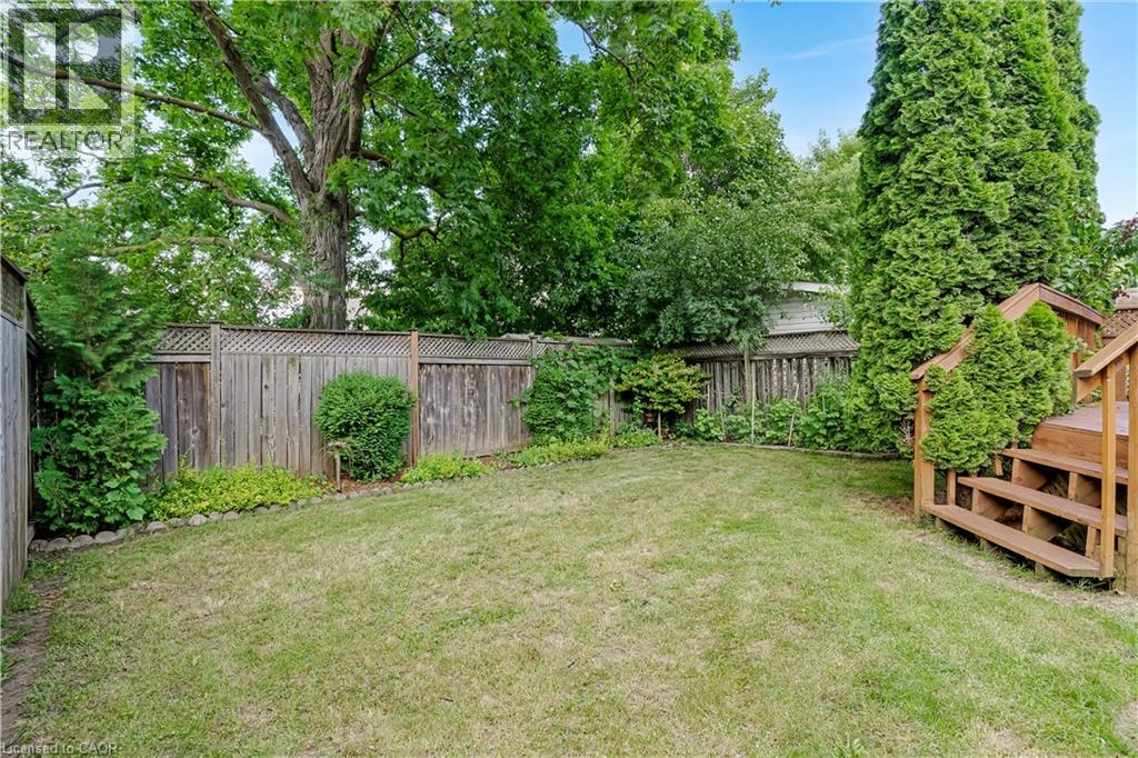102 CHATEAU Crescent - Image 32