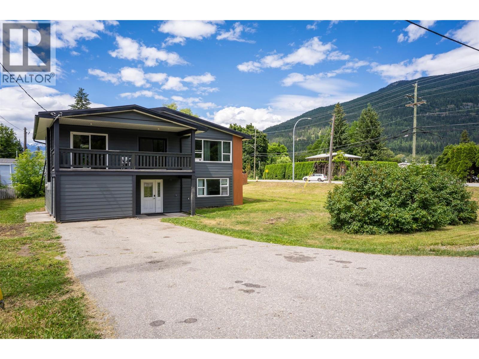 601 Barry Road, Revelstoke — photo 2