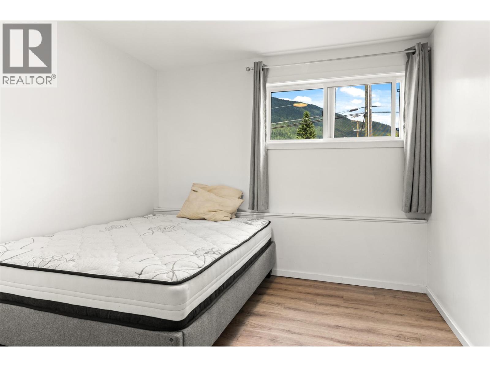 601 Barry Road - 35