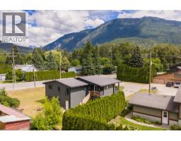 Full ensuite bathroom - 601 Barry Road, Revelstoke, BC V0E2S0 Photo 9