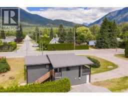 Primary Bedroom - 601 Barry Road, Revelstoke, BC V0E2S0 Photo 11