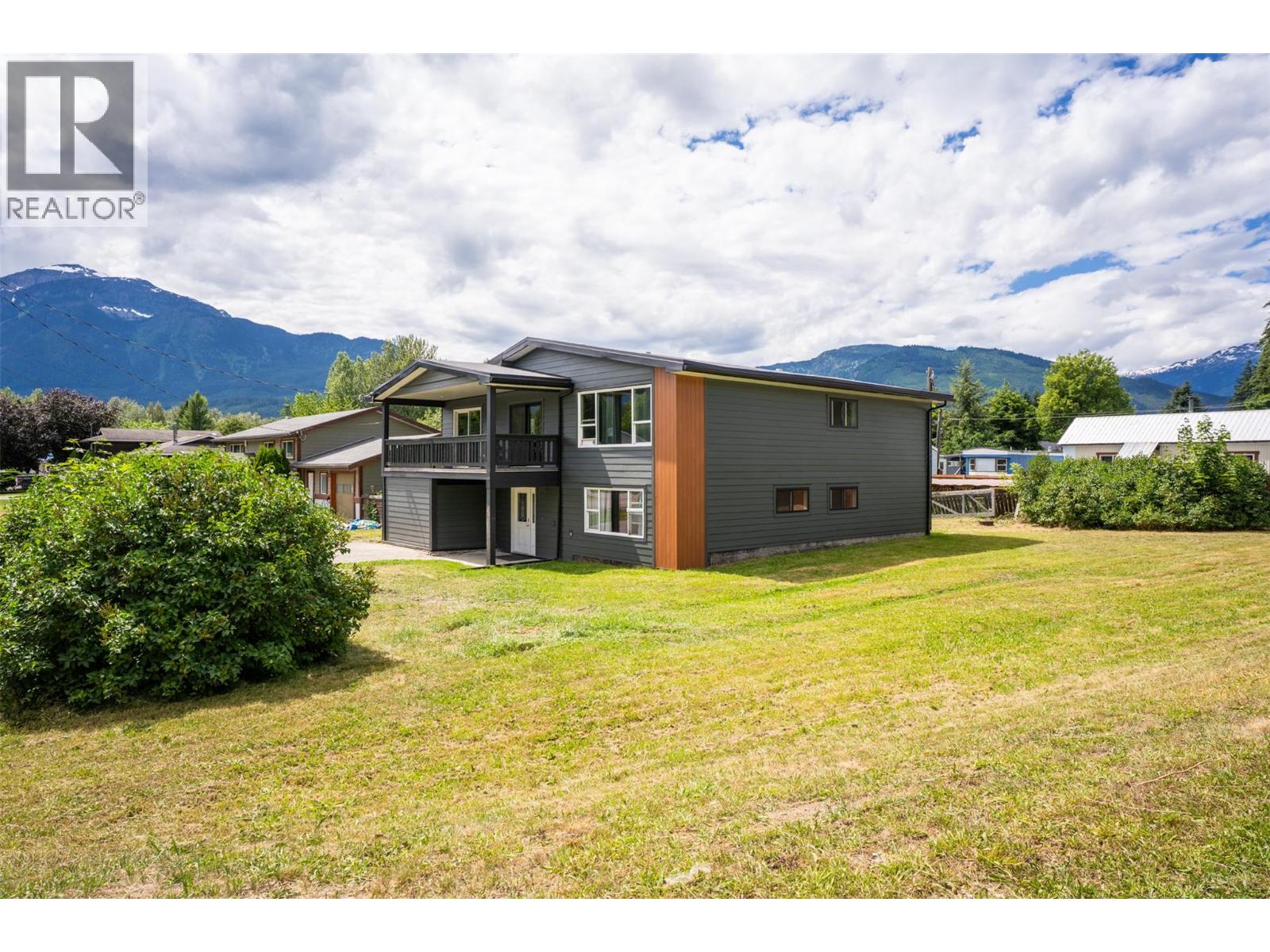 601 Barry Road, Revelstoke — photo 3