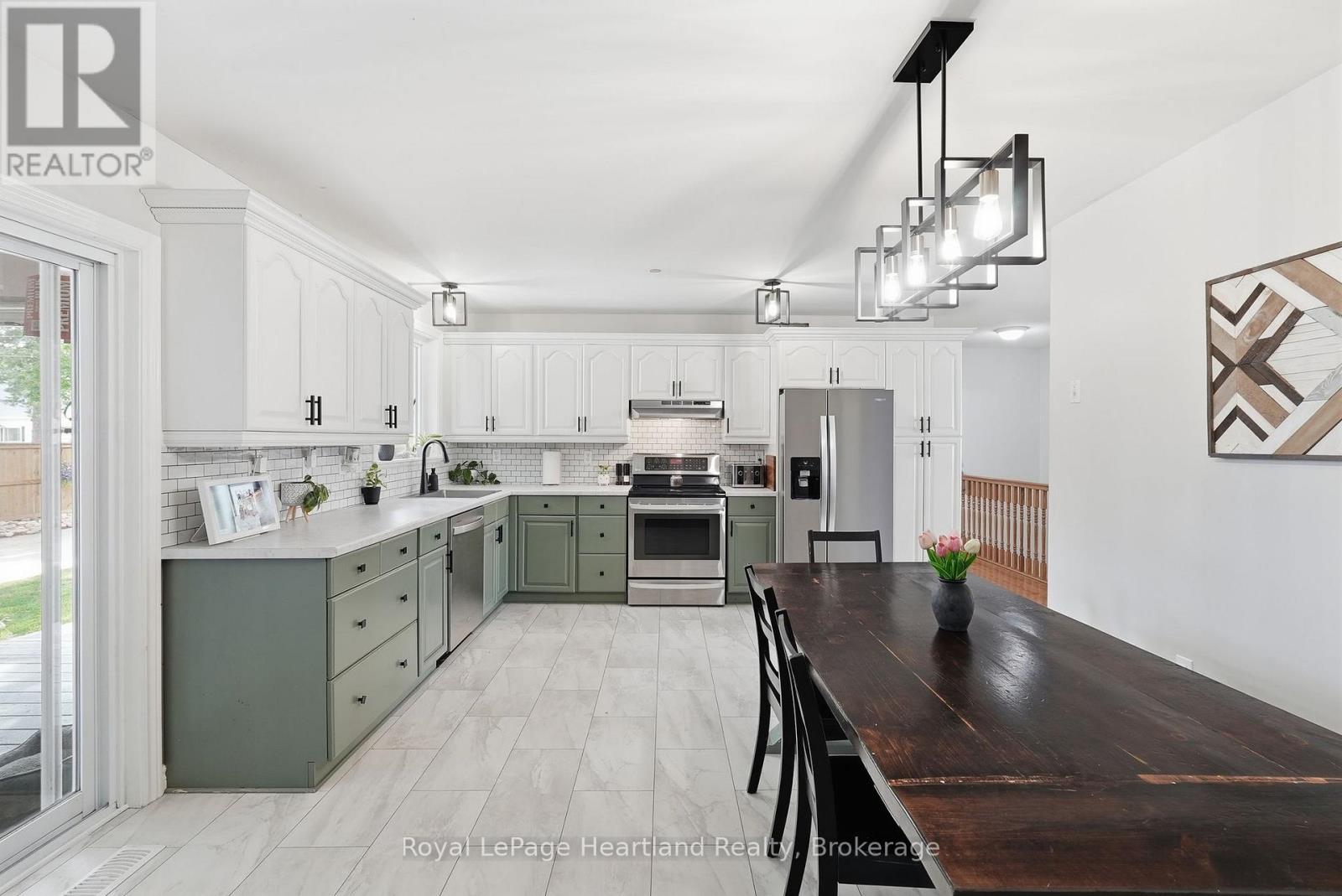140 JOHN STREET N - 12