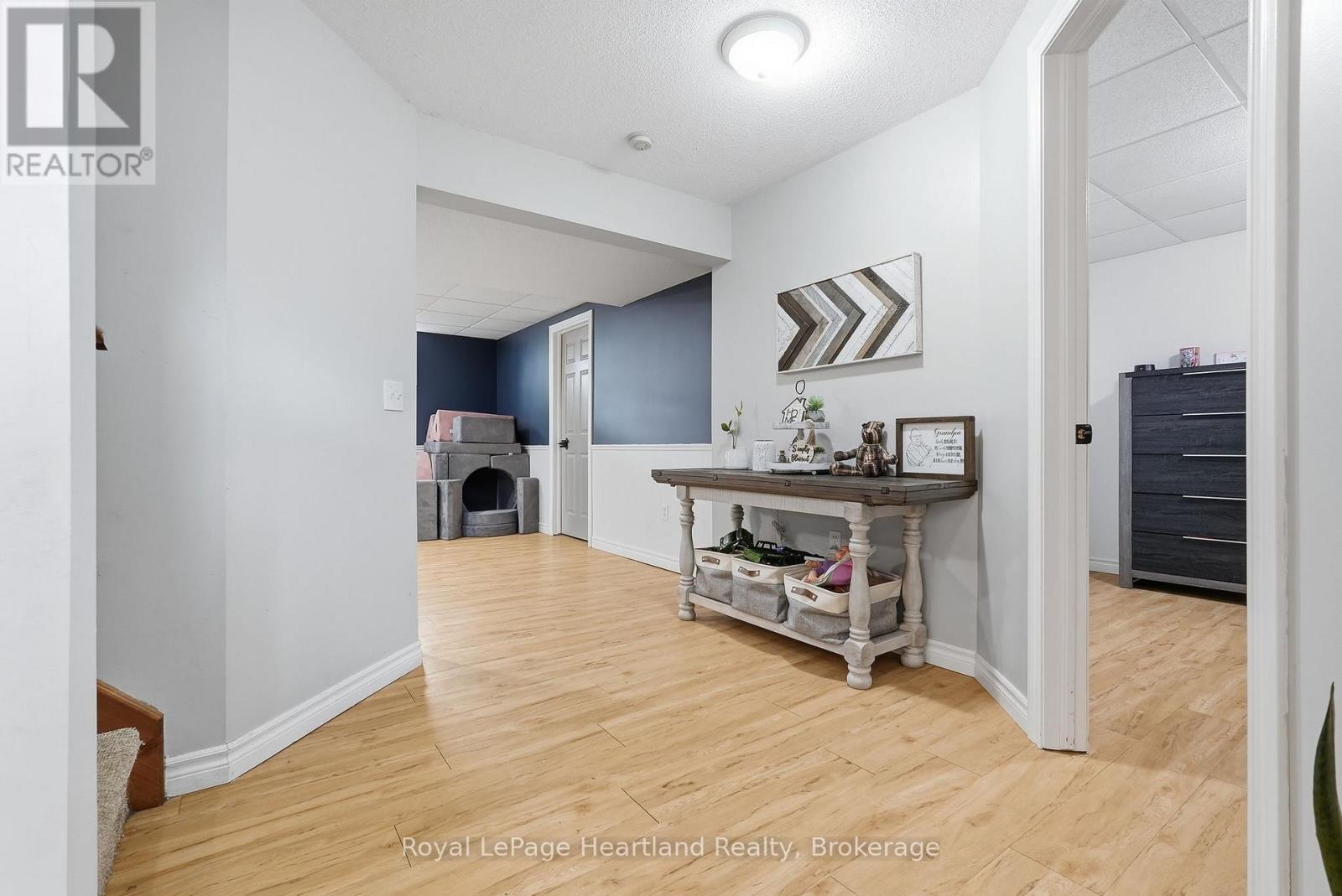 140 JOHN STREET N - 23