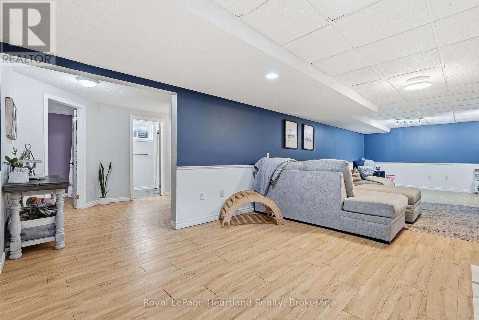 140 JOHN STREET N - 24