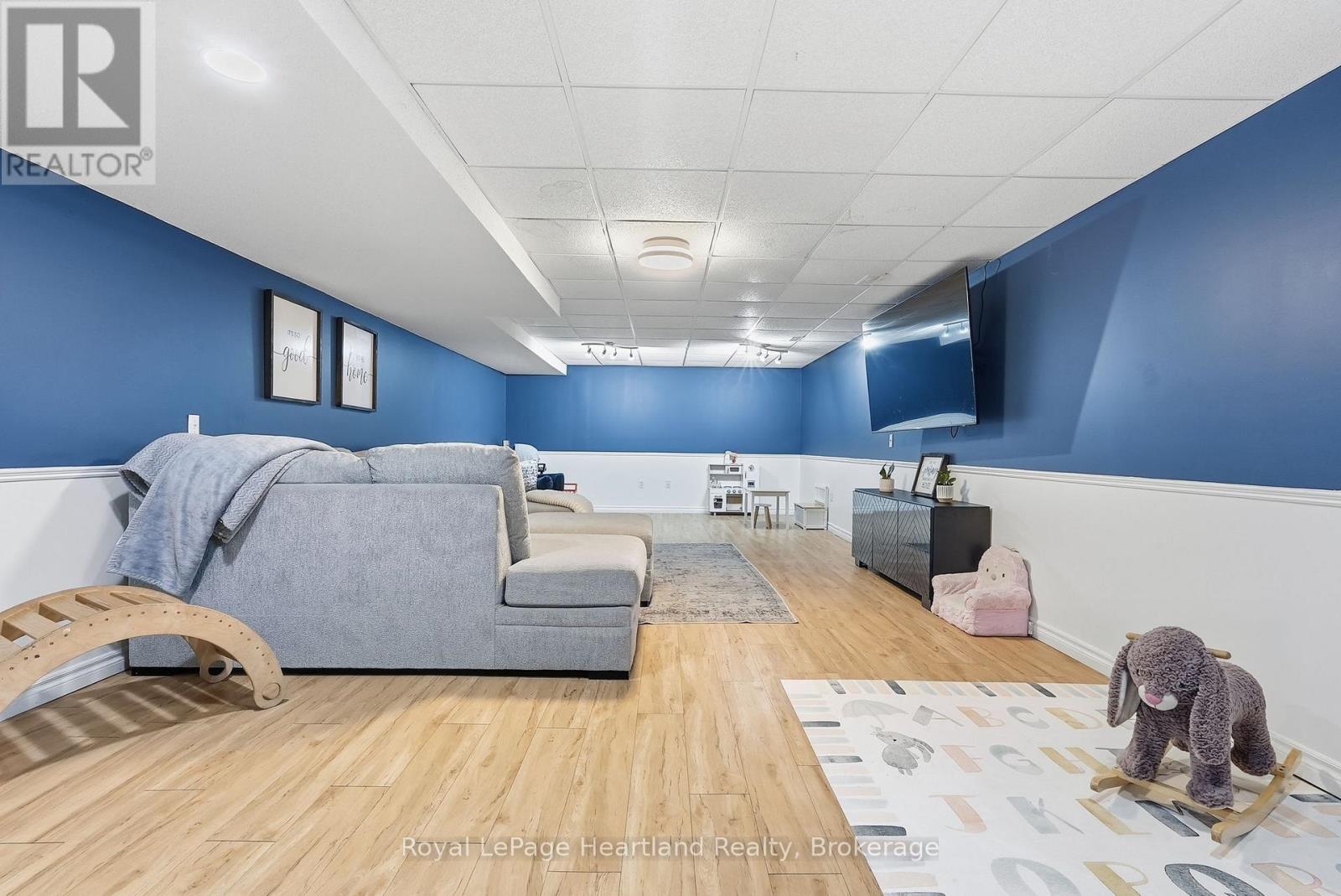 140 JOHN STREET N - 25