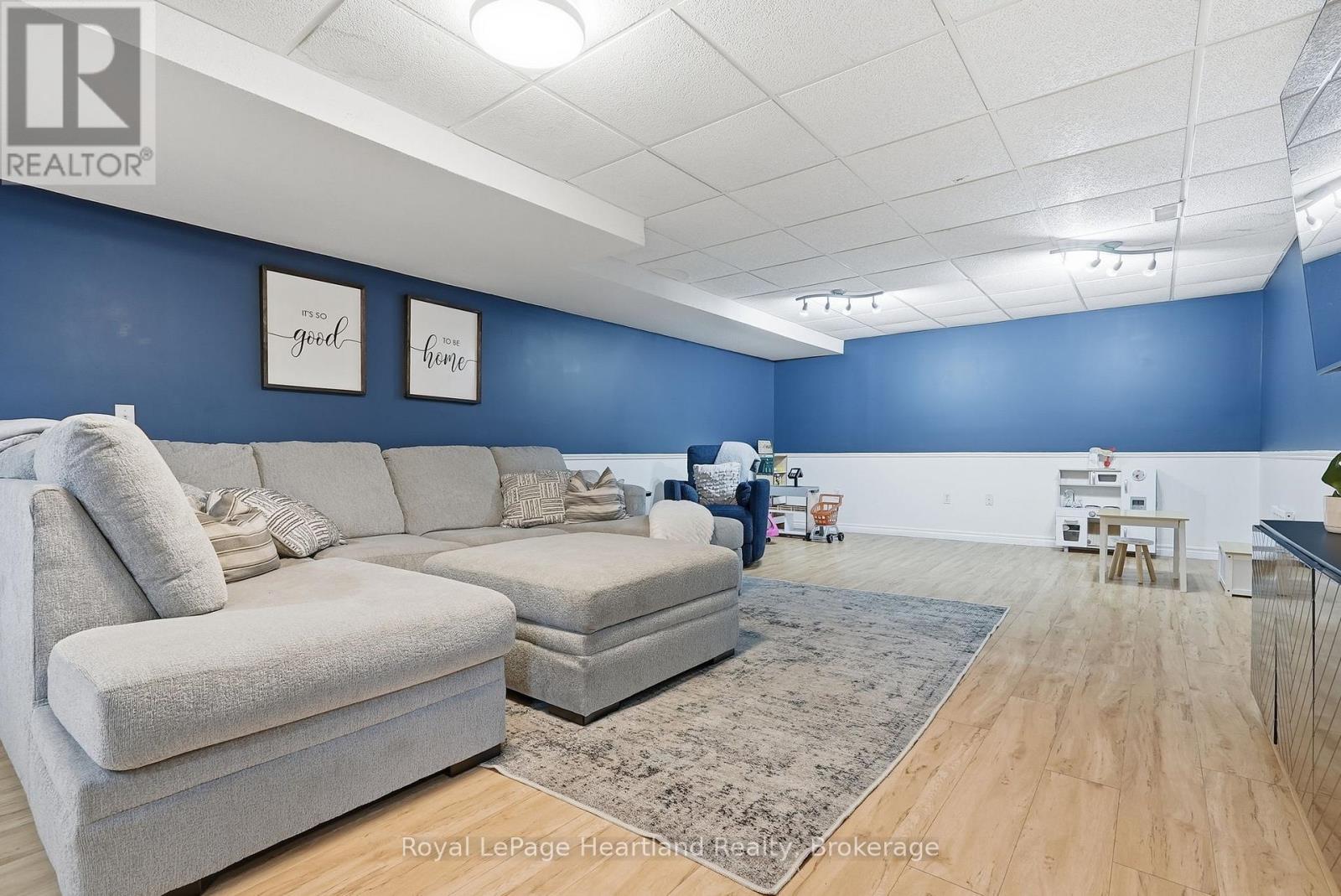 140 JOHN STREET N - 26