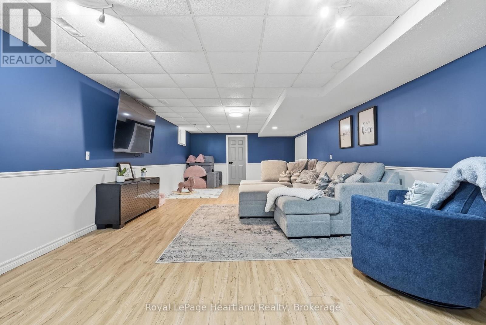 140 JOHN STREET N - 27