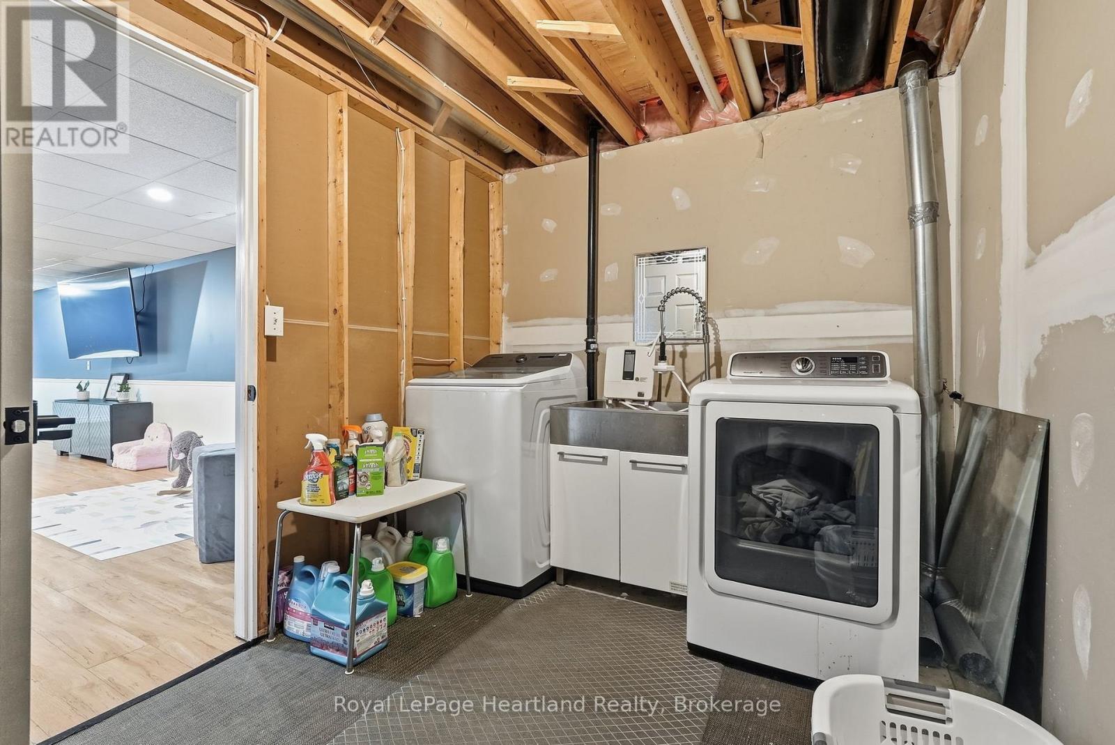 140 JOHN STREET N - 31