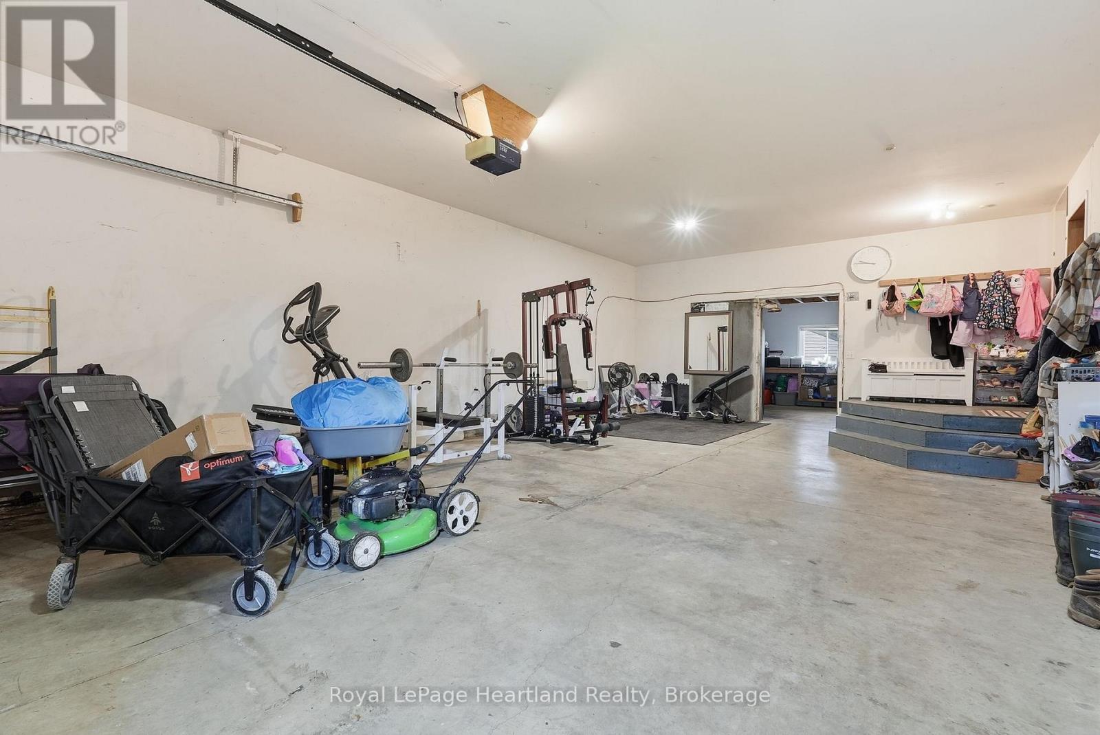 140 JOHN STREET N - 32