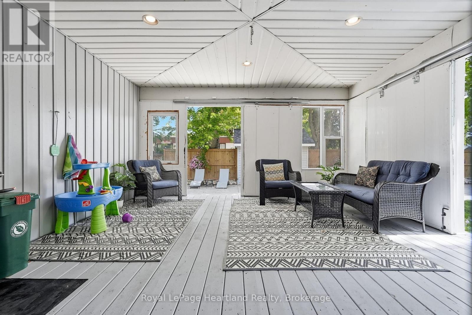 140 JOHN STREET N - 35