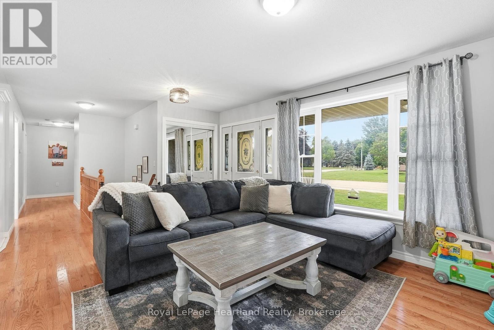 140 JOHN STREET N - 6