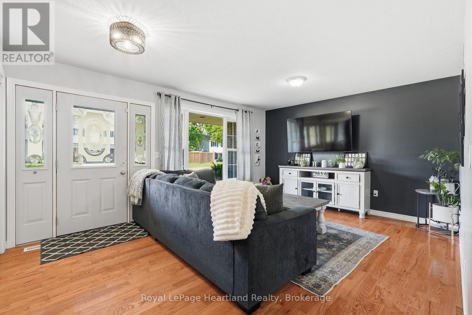 140 JOHN STREET N - 7