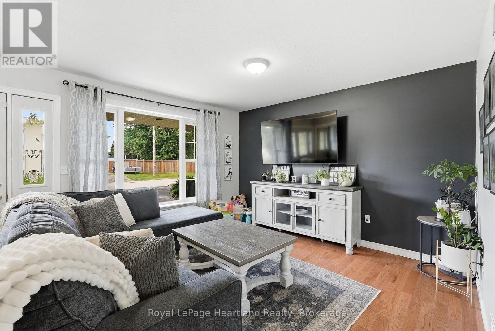 140 JOHN STREET N - 8