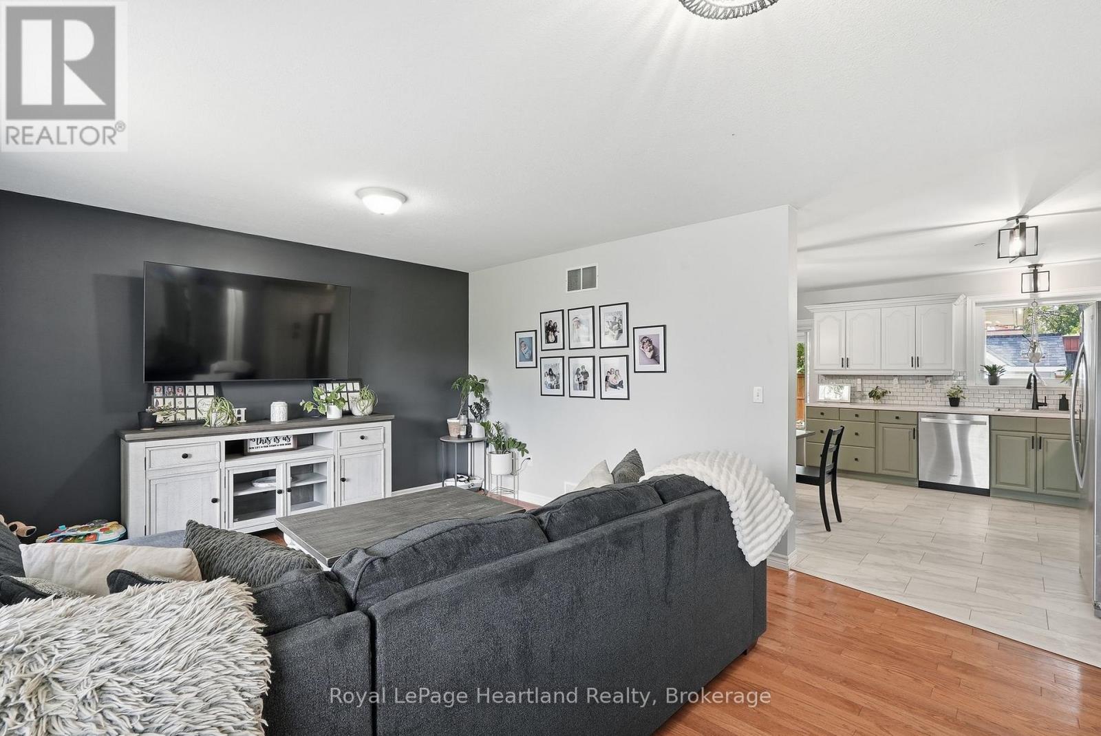 140 JOHN STREET N - 9