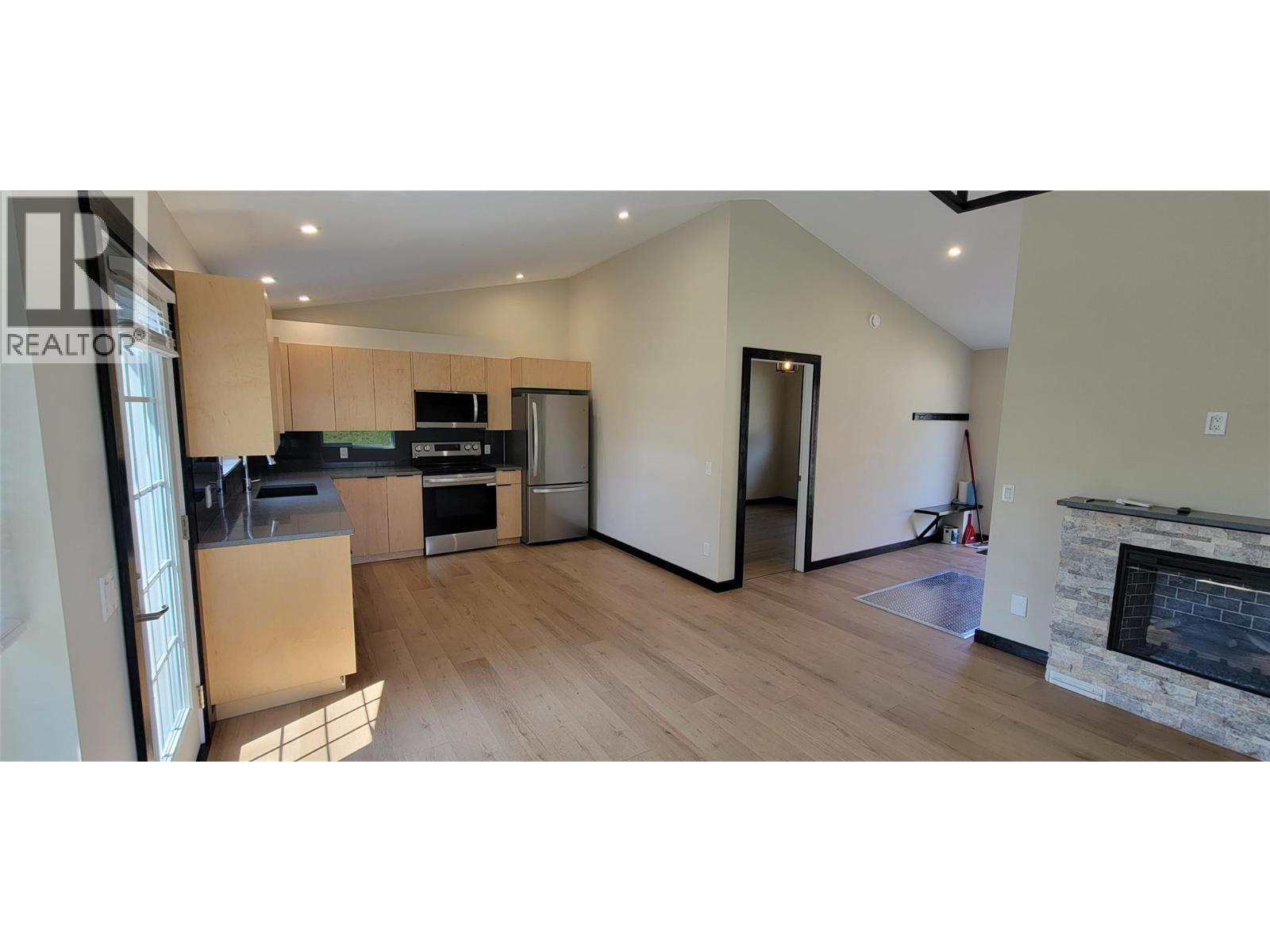 #4 611 Casley Court - 18