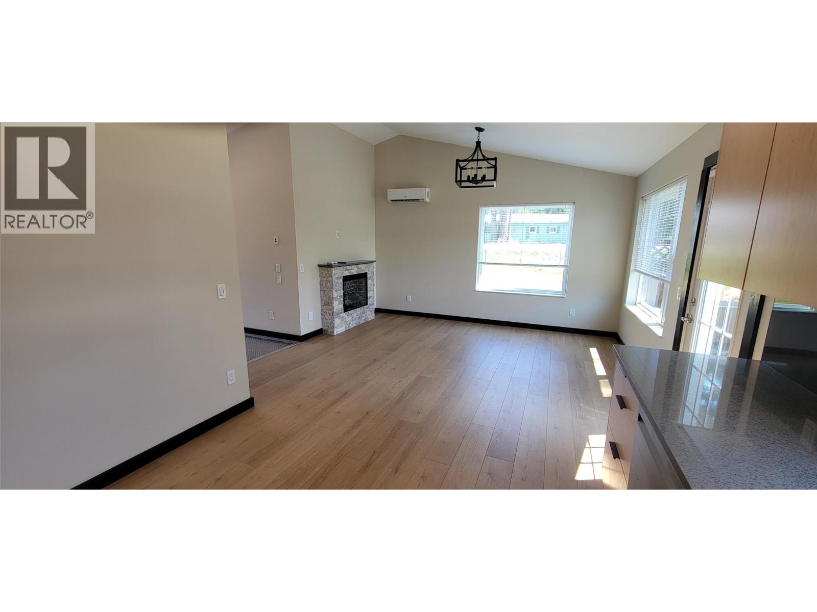 #4 611 Casley Court - 21