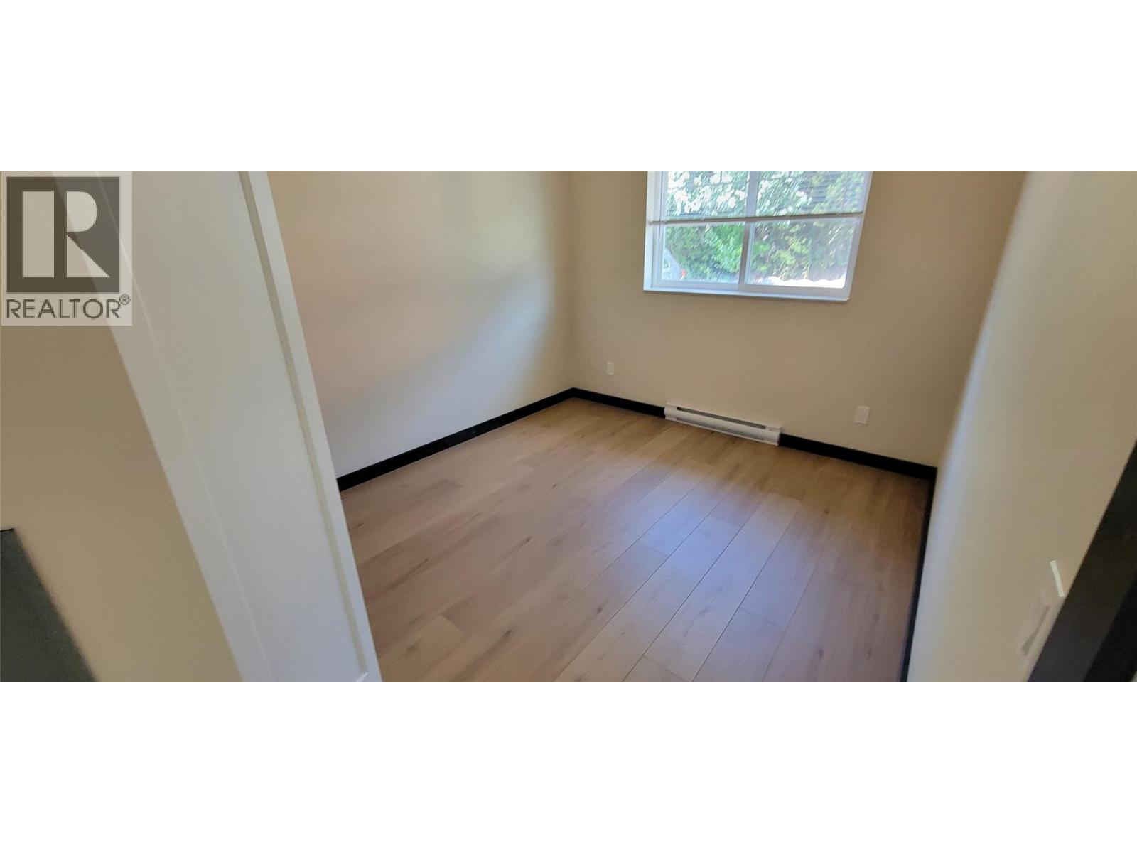 #4 611 Casley Court - 27