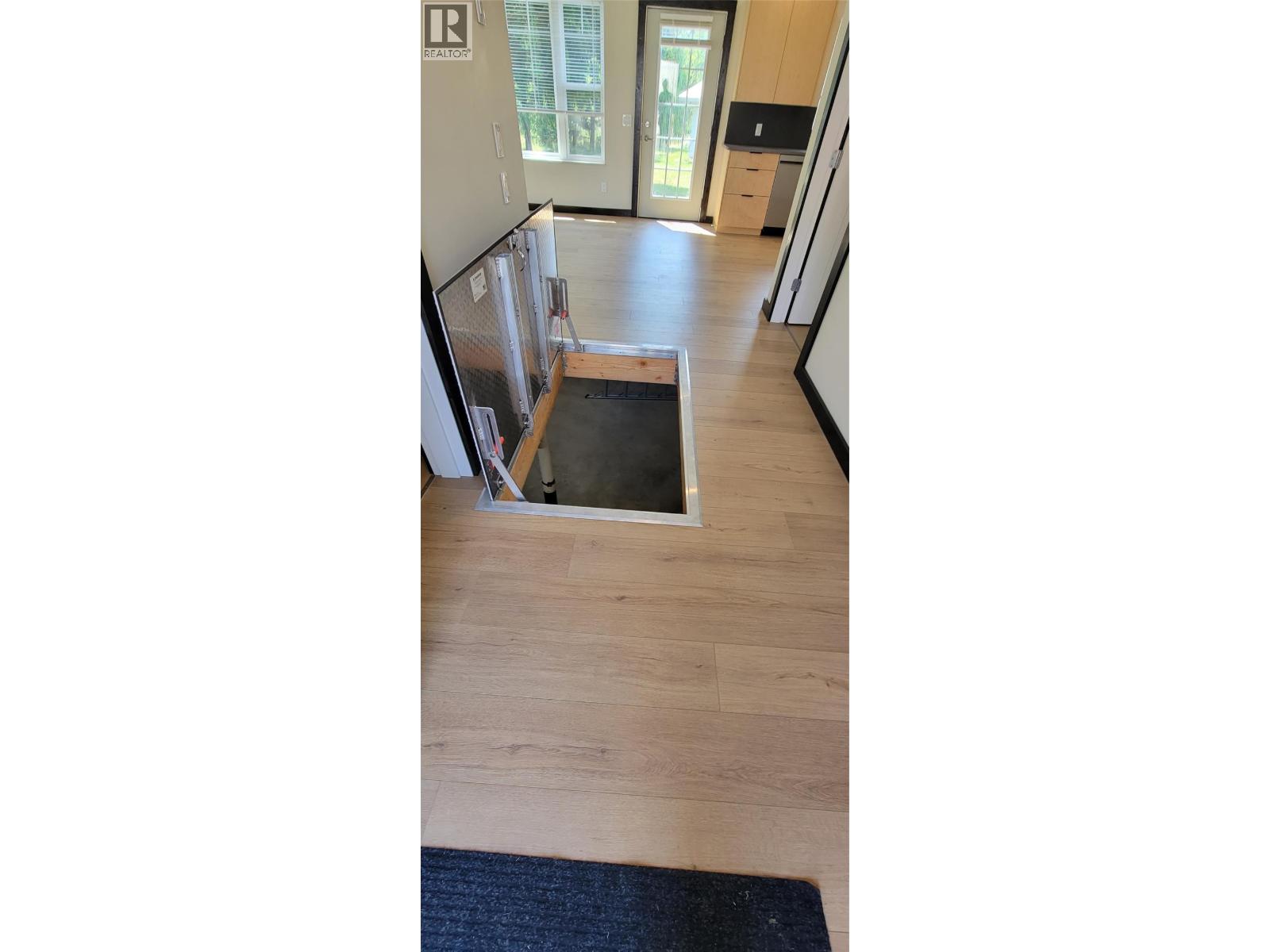 #4 611 Casley Court - 32