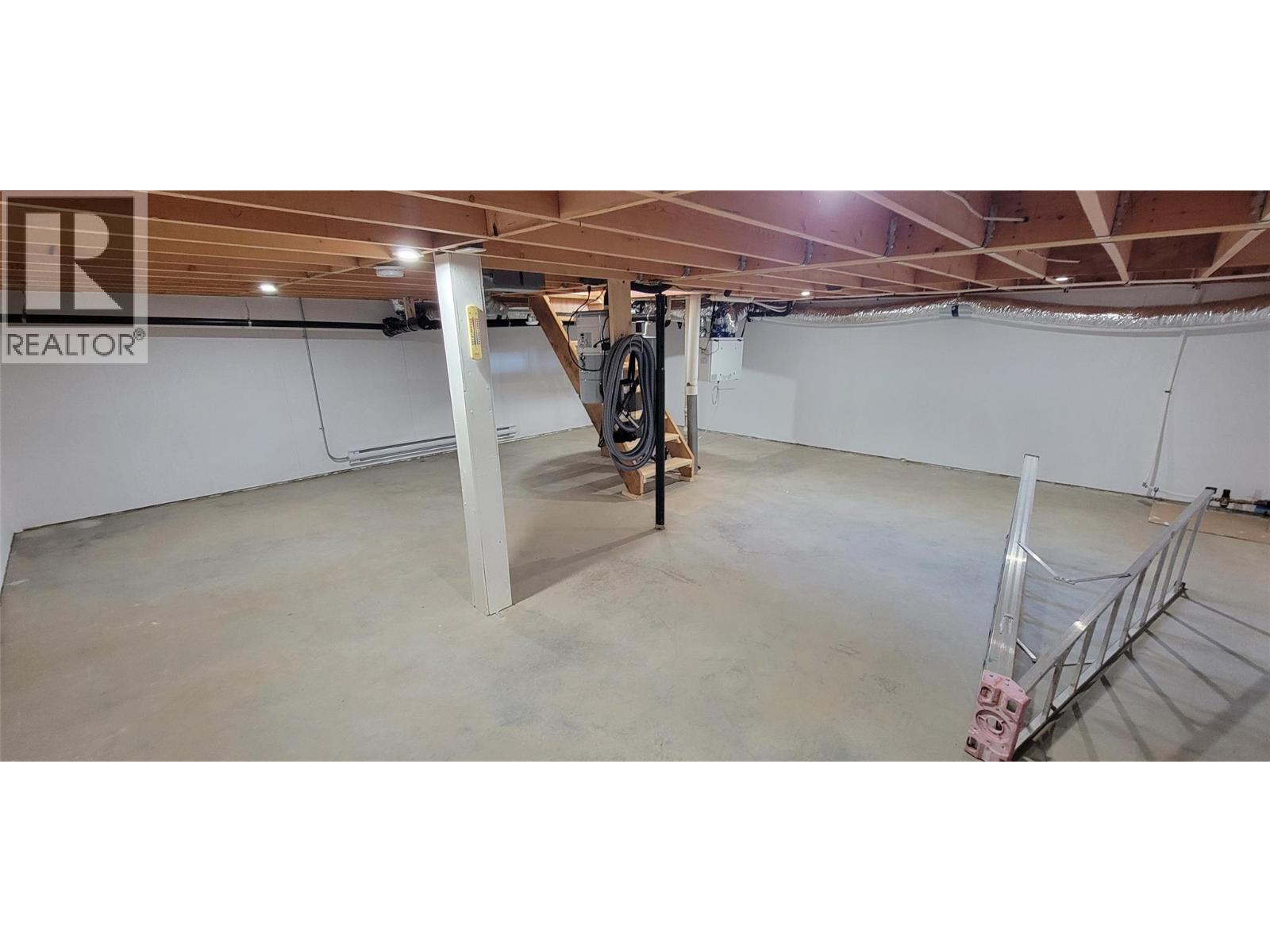 #4 611 Casley Court - 34
