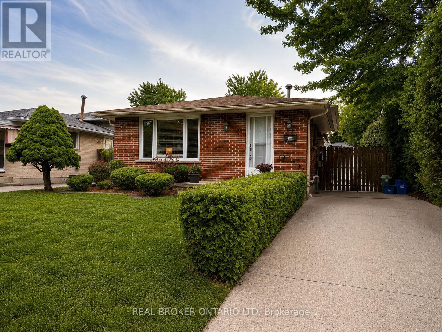 95 CLIFTON CRESCENT - 1