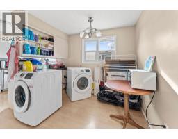 Full bathroom - 2310 Greenfield Avenue, Kamloops, BC V2B4P4 Photo 7