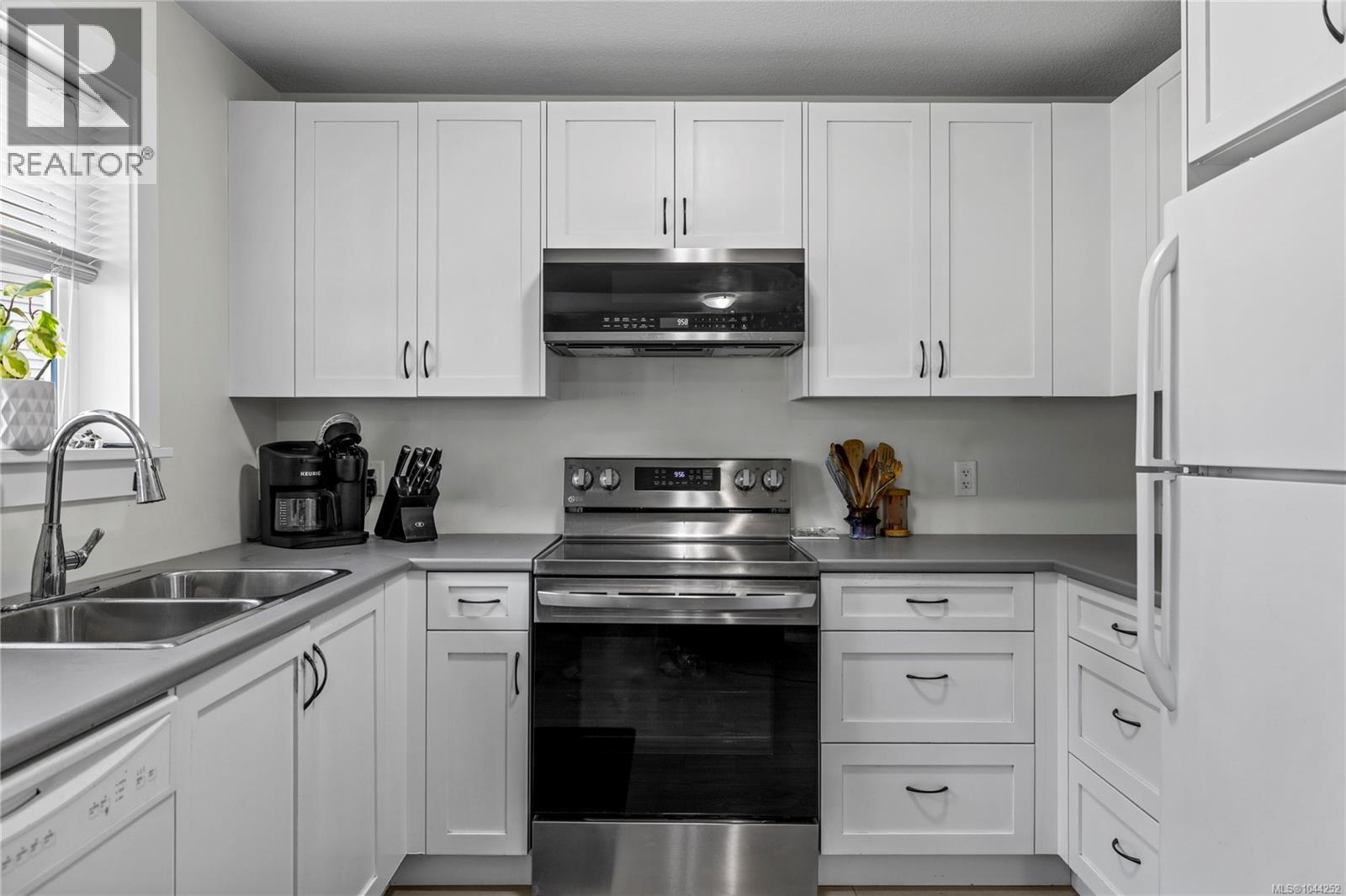 513 Martina Way - 16