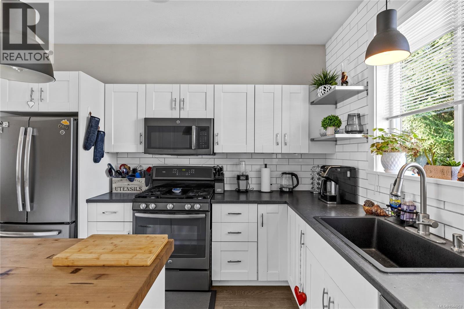 513 Martina Way - 33