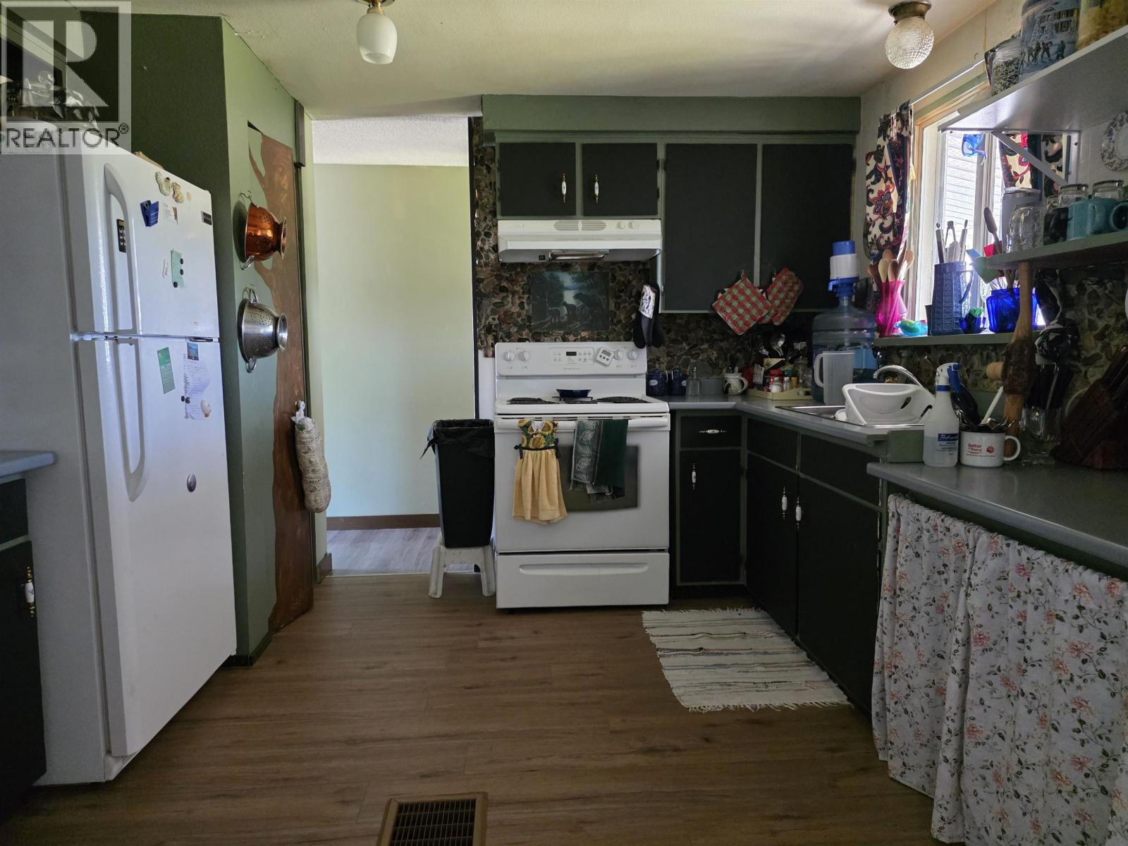 15 HARMON CRESCENT - 11