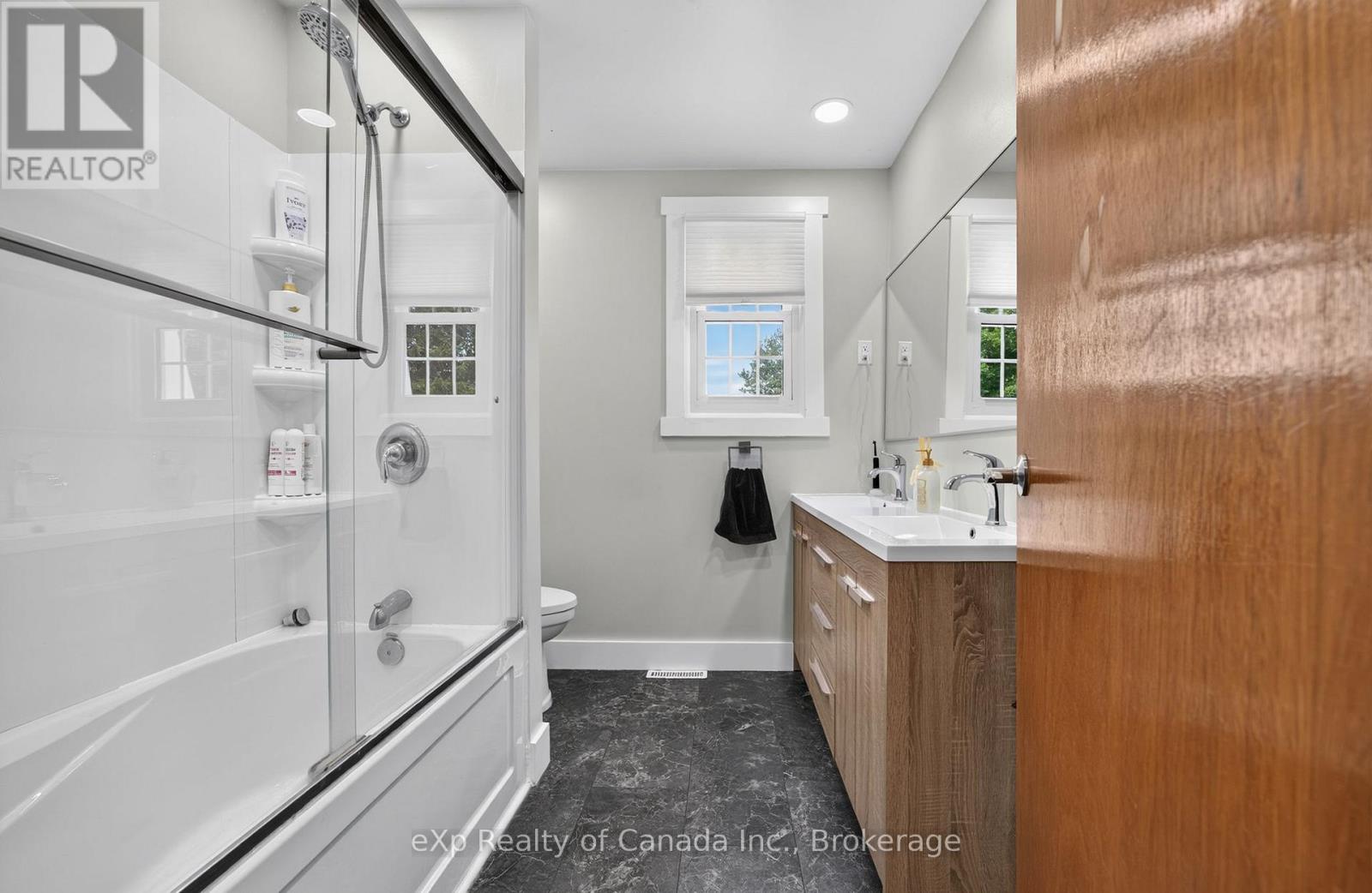 18 QUEEN STREET W - 15