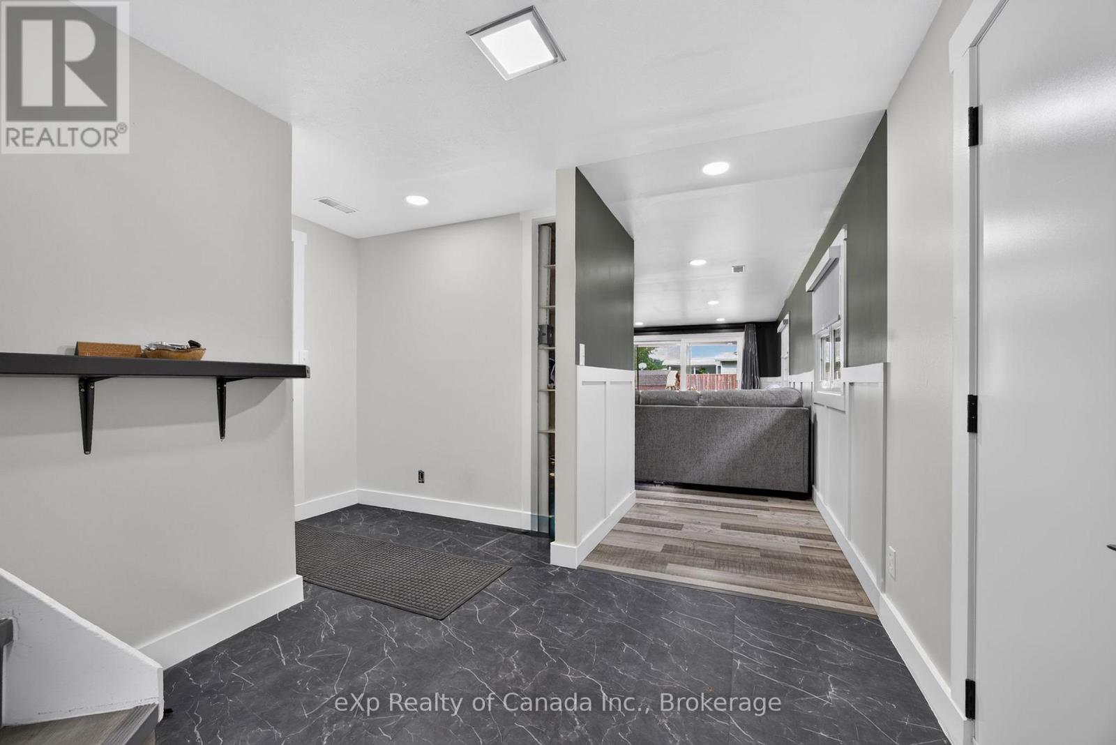 18 QUEEN STREET W - 20