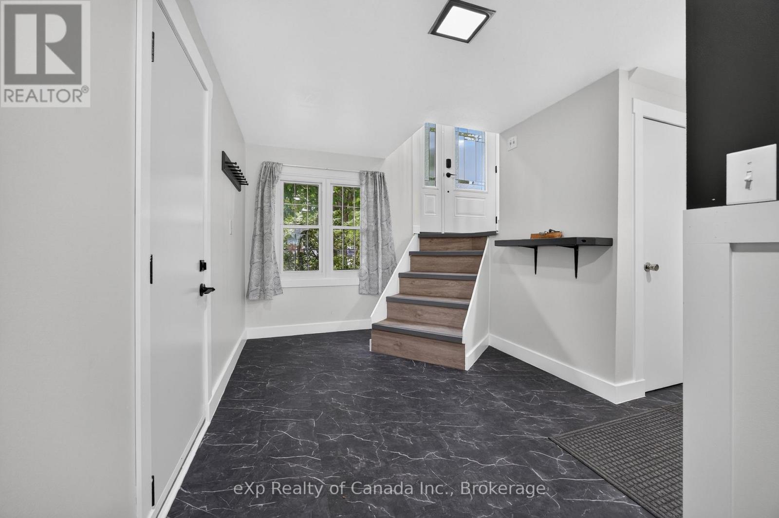 18 QUEEN STREET W - 4